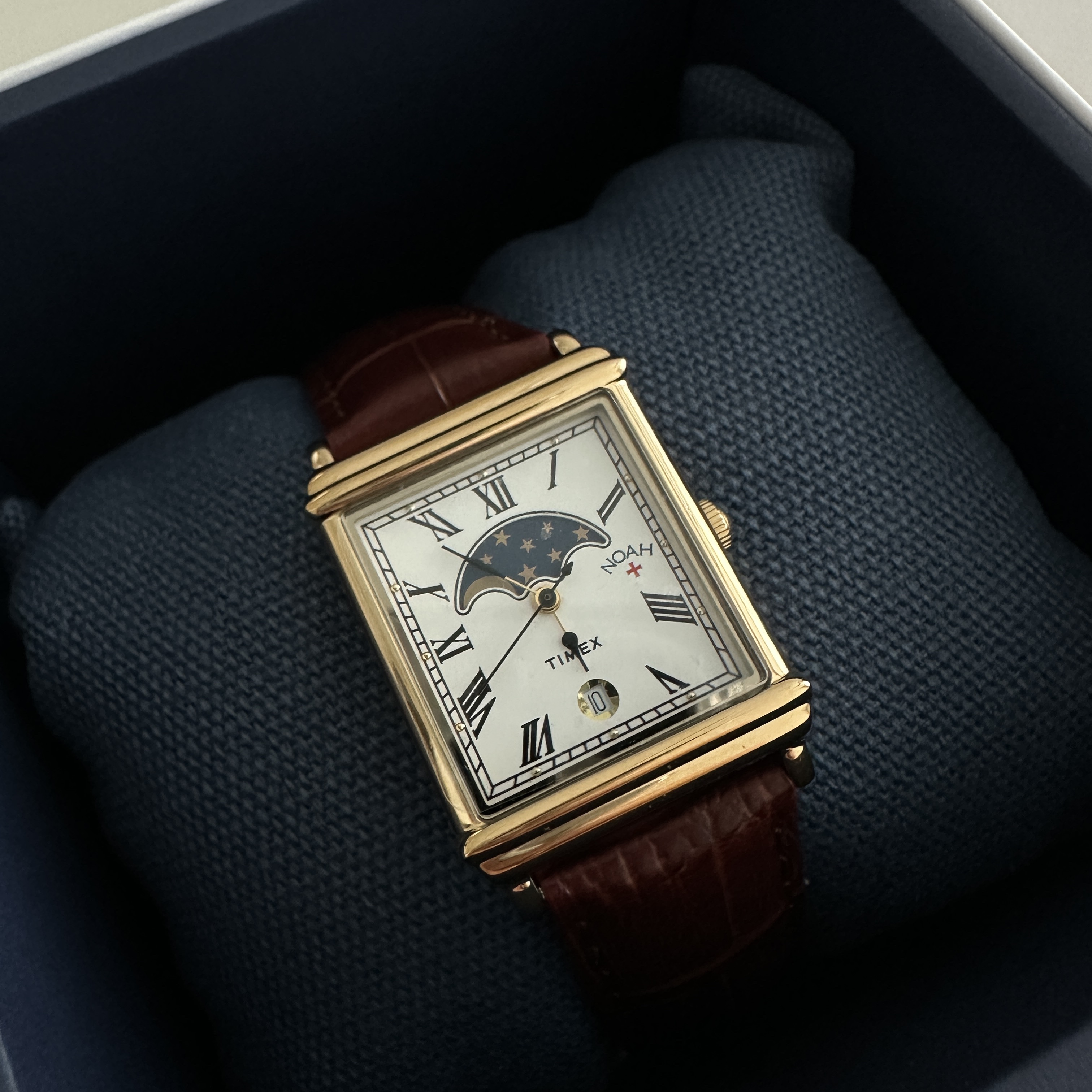 Timex x Noah Moon Phase Watch Brown Gold 착용 스타일 - 3
