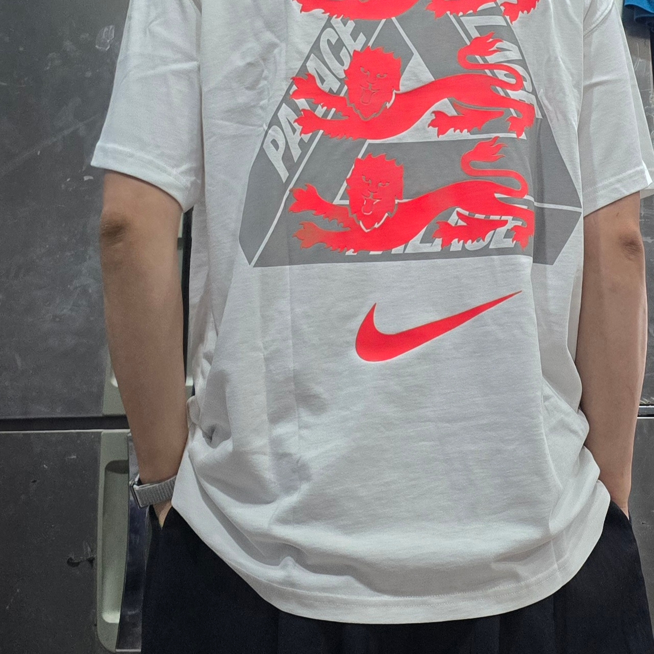 Palace x Nike England T-Shirt White 착용 스타일 - 1