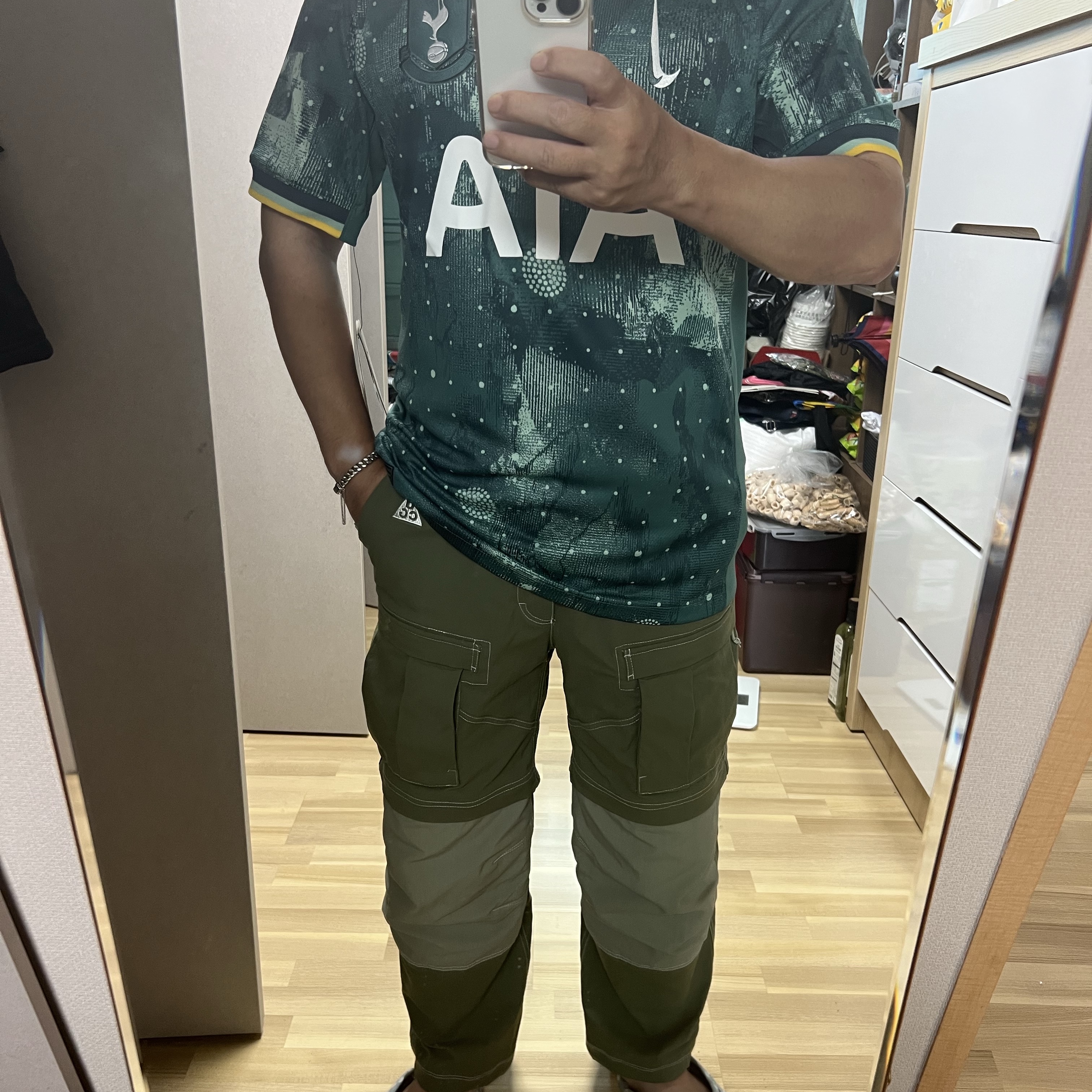 Nike ACG Smith Summit Cargo Pants Medium Olive - Asia, Nike Tottenham Hotspur 2024/25 Dri-Fit Stadium Third Replica Jersey Enamel Green (Non Marking Ver.) 착용 스타일