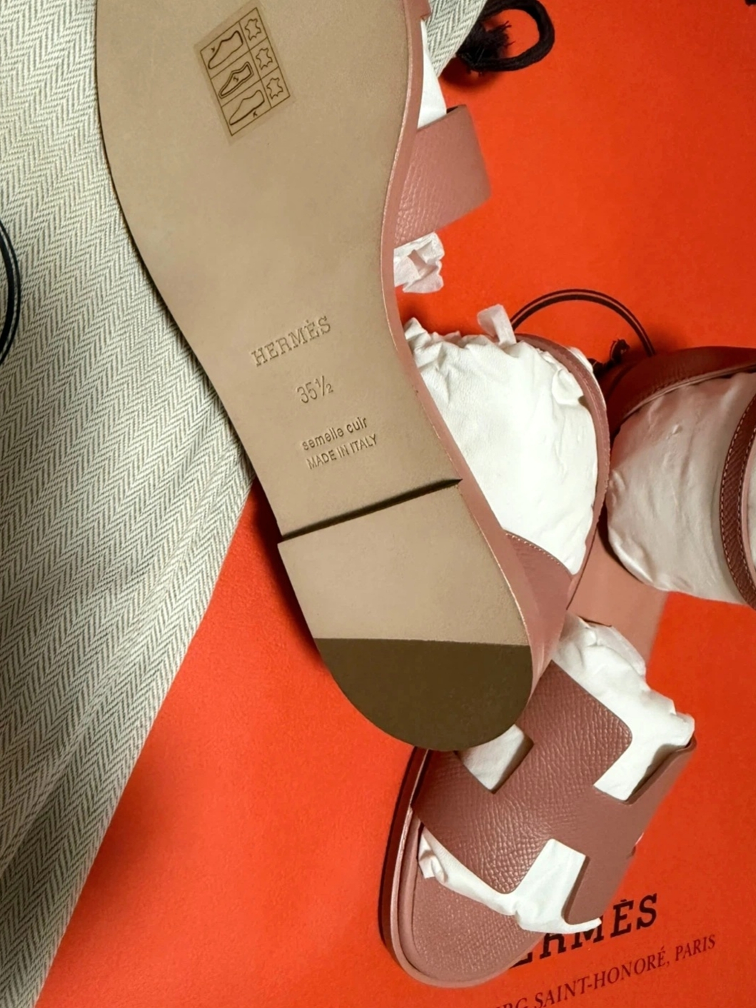 (W) Hermes Santorini Sandal Epsom & Gold 착용 스타일 - 3