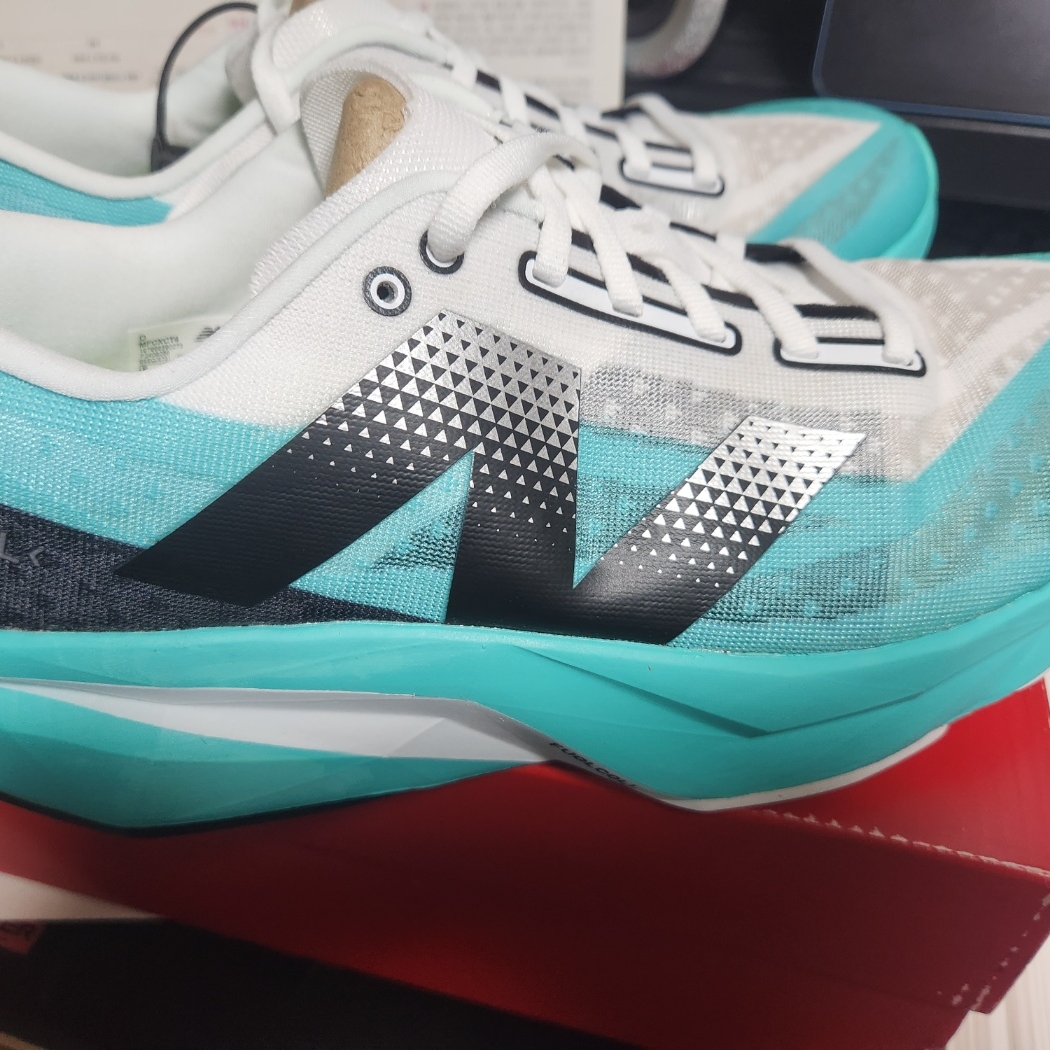 New Balance Fuelcell Rebel v4 Cyber Jade White - D Standard 착용 스타일