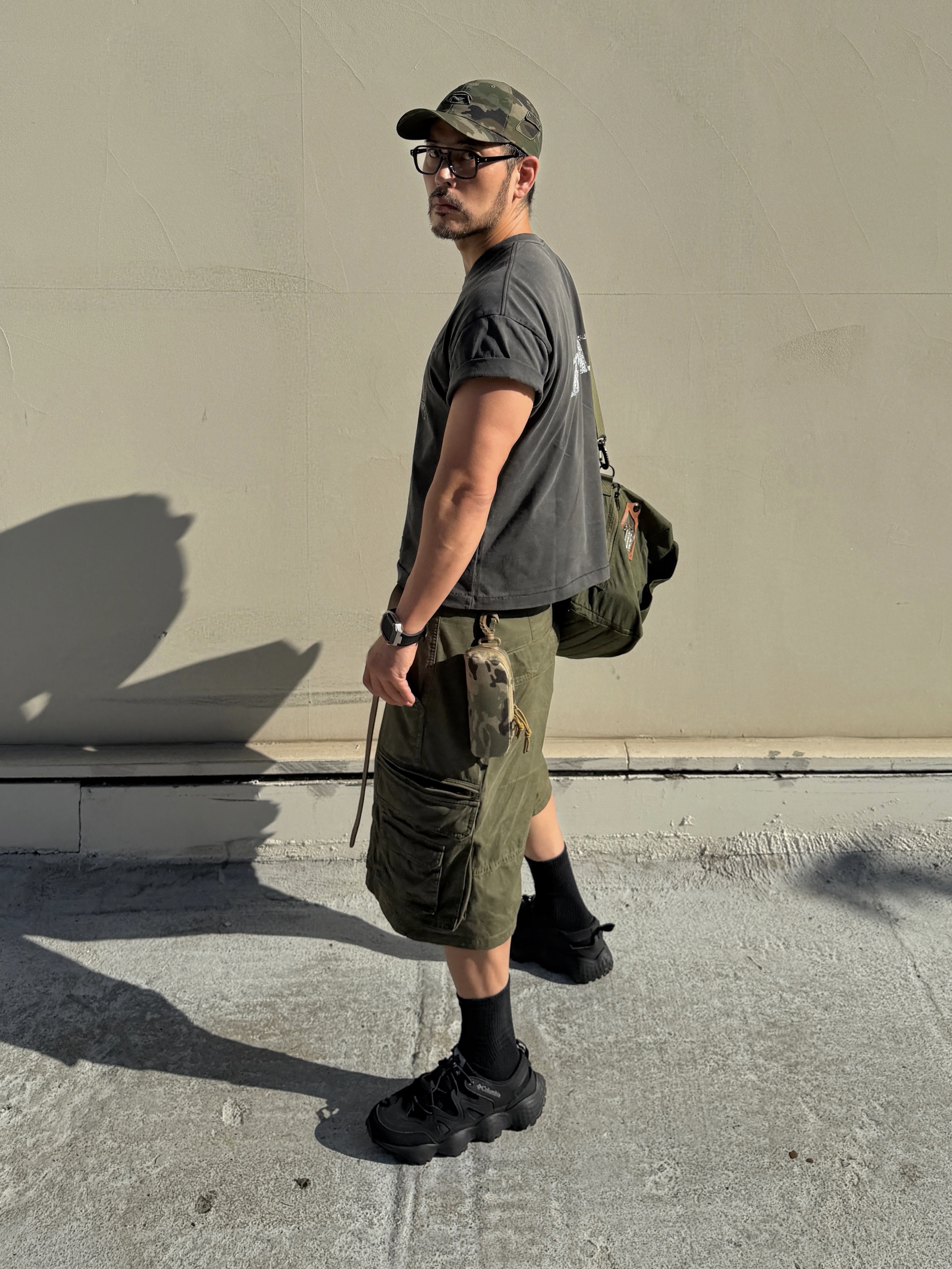 NOMANUAL Washed Cargo Shorts Olive, Punch Drunk Parties PCDP Washed Crop Tee Charcoal 착용 스타일 - 2