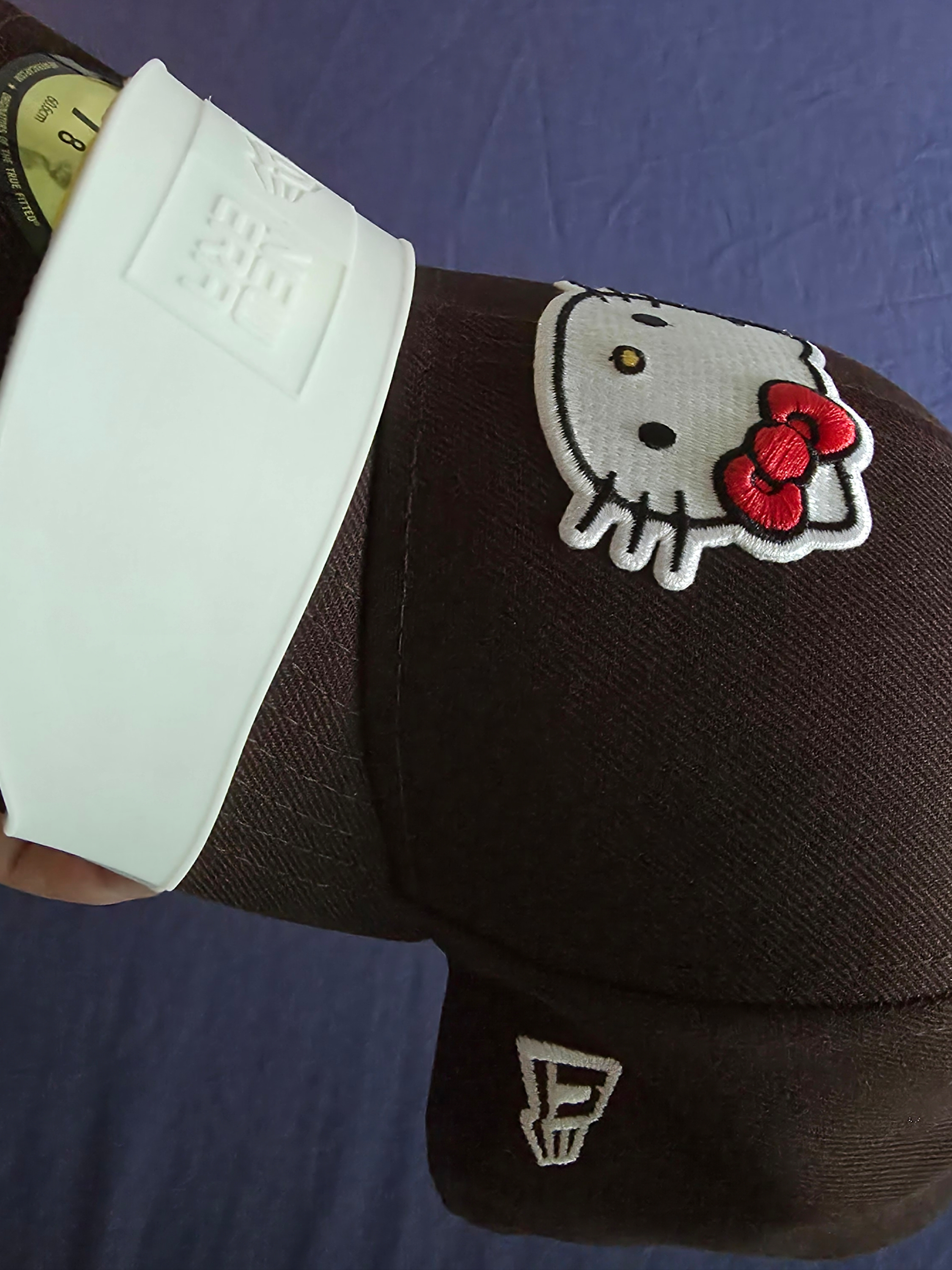 New Era x Sanrio Hello Kitty Fitted Cap Burnt Wood 착용 스타일 - 2