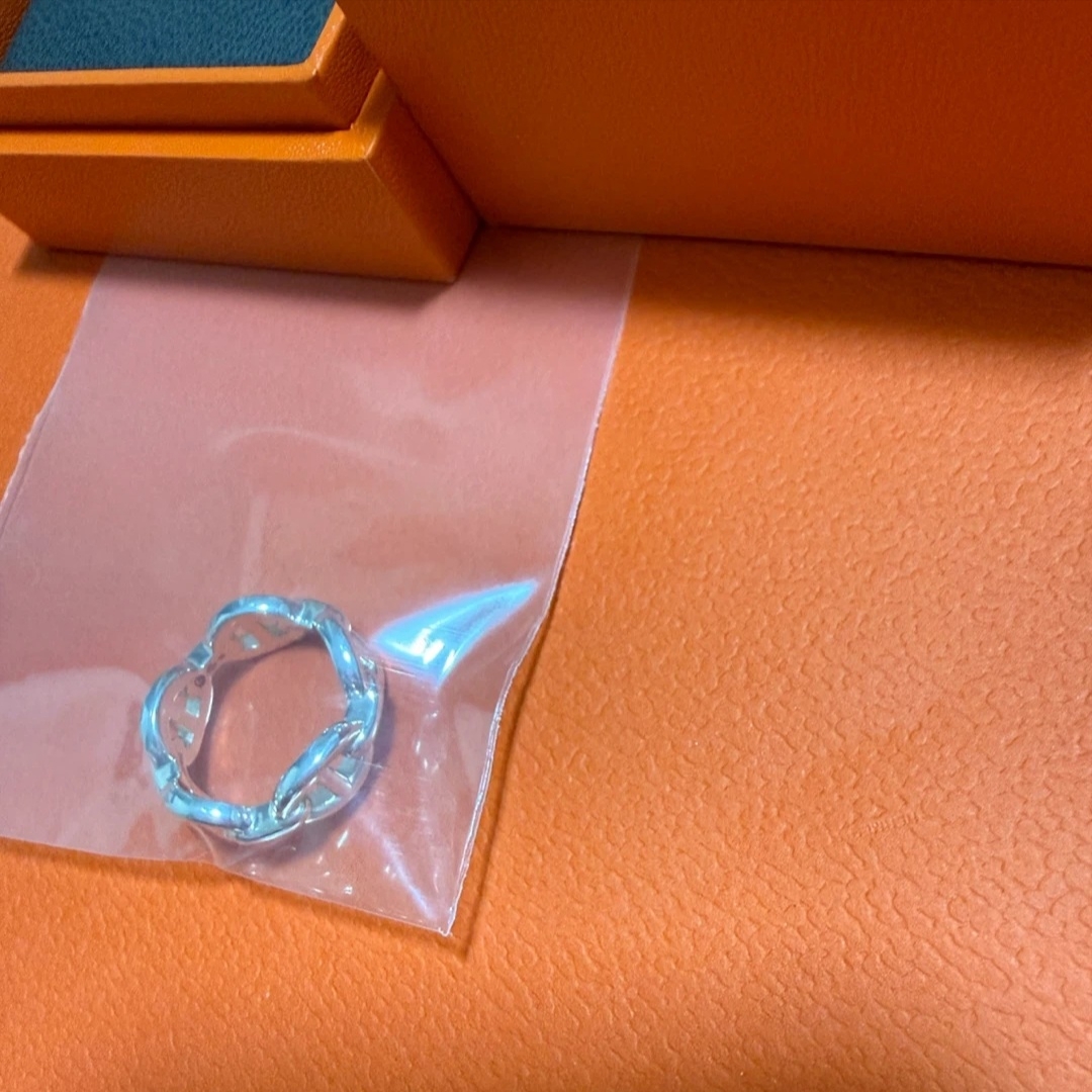 (W) Hermes Small Chaine D'Ancre Enchainee Ring Sterling Silver, Hermes Chandal Silver Ring 53 H109507B 00 착용 스타일 - 2