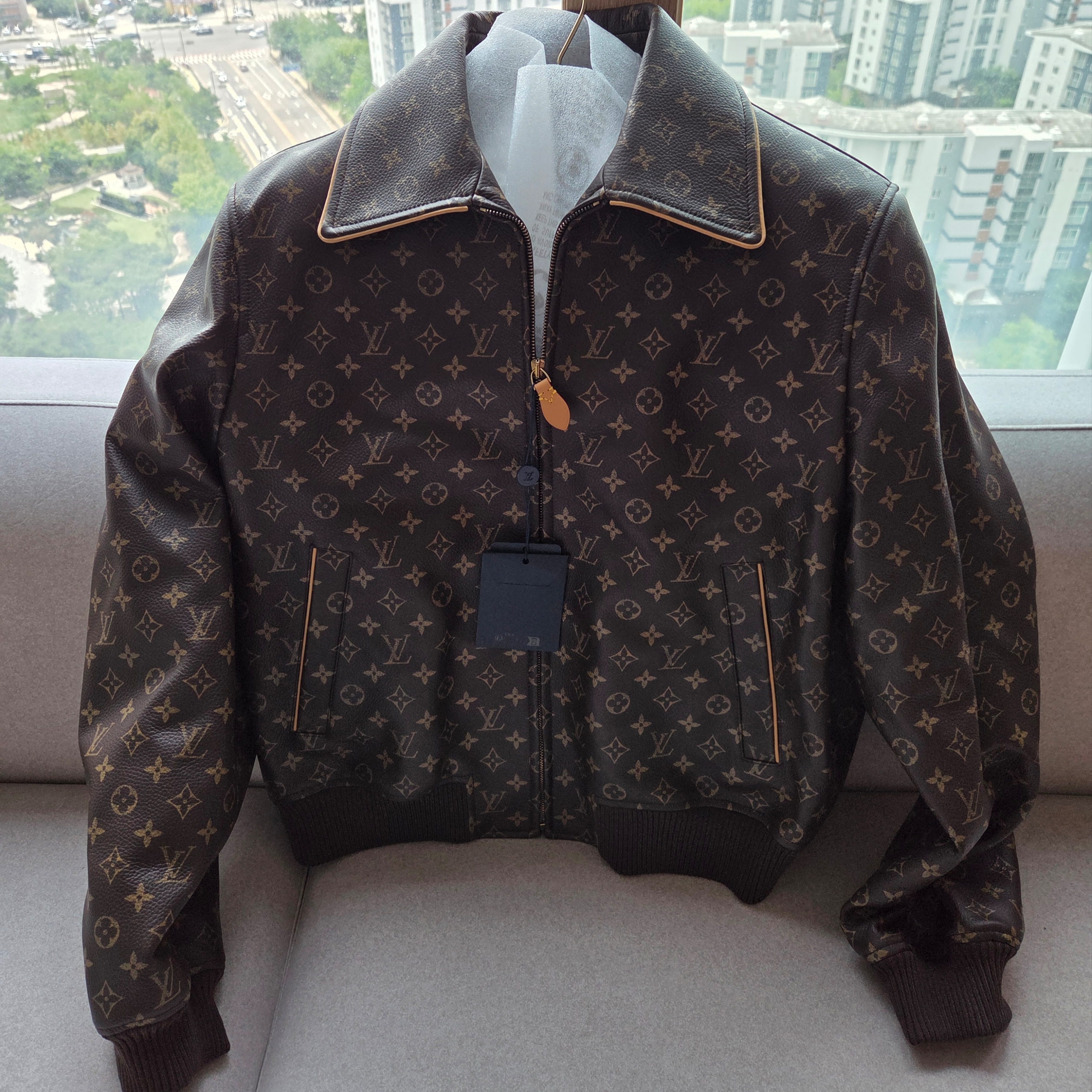 Louis Vuitton Take Out Messenger Autres Cuirs Monogram Monogram, Louis Vuitton LV Monogram Silk Square Brown 착용 스타일 - 1