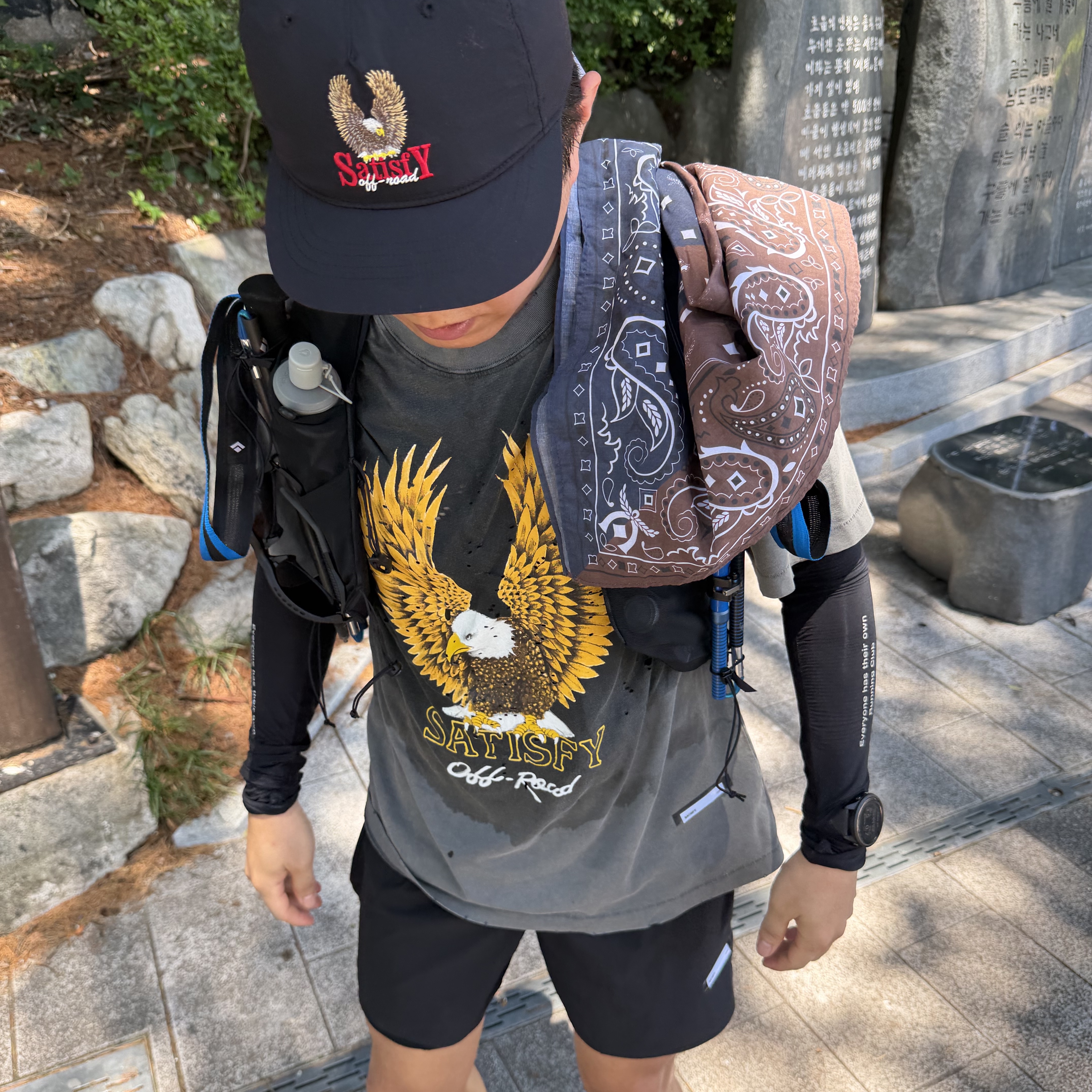 Satisfy Mothtech T-Shirt Faded Black, Satisfy Flitesilk 5‑Panel Pinch Cap Black 착용 스타일