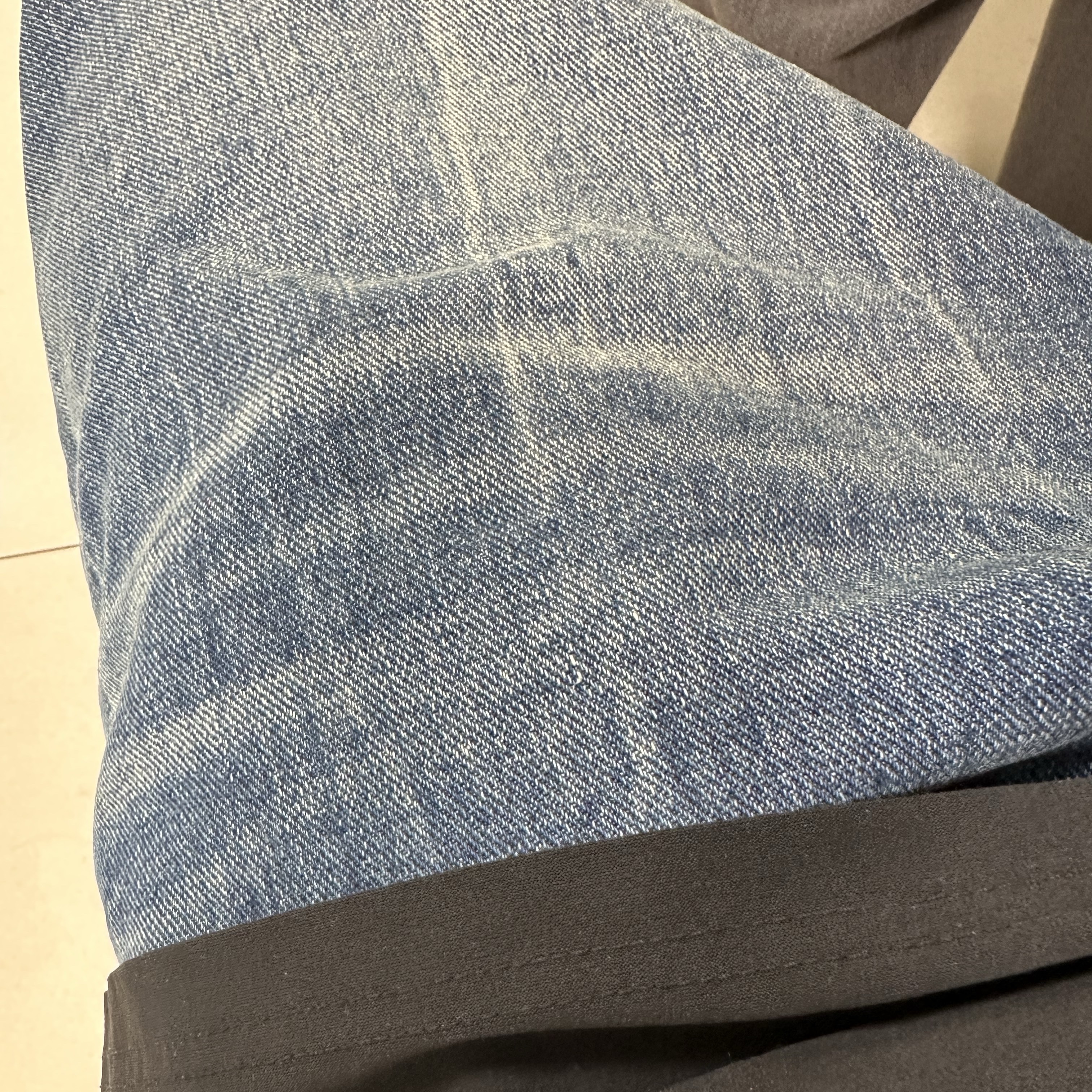 Millo Archive Denim Bermuda Pants Mid Blue 착용 스타일