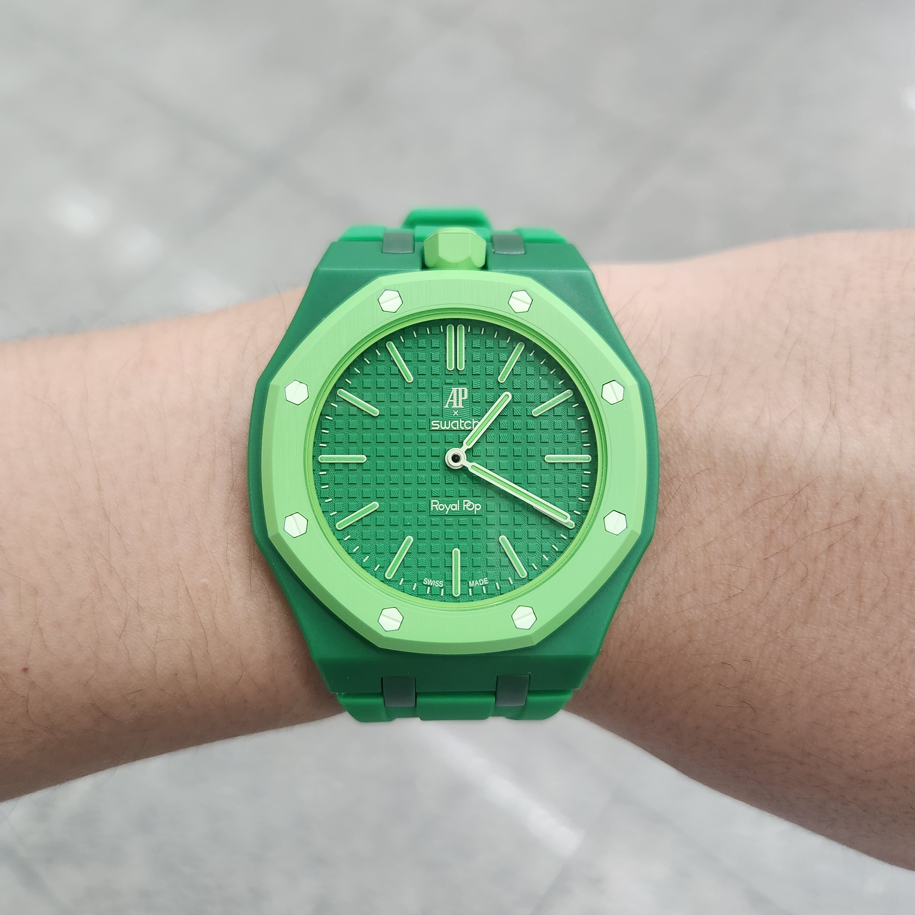 Swatch x Audemars Piguet Bioceramic Royal Pop Green Eight 착용 스타일
