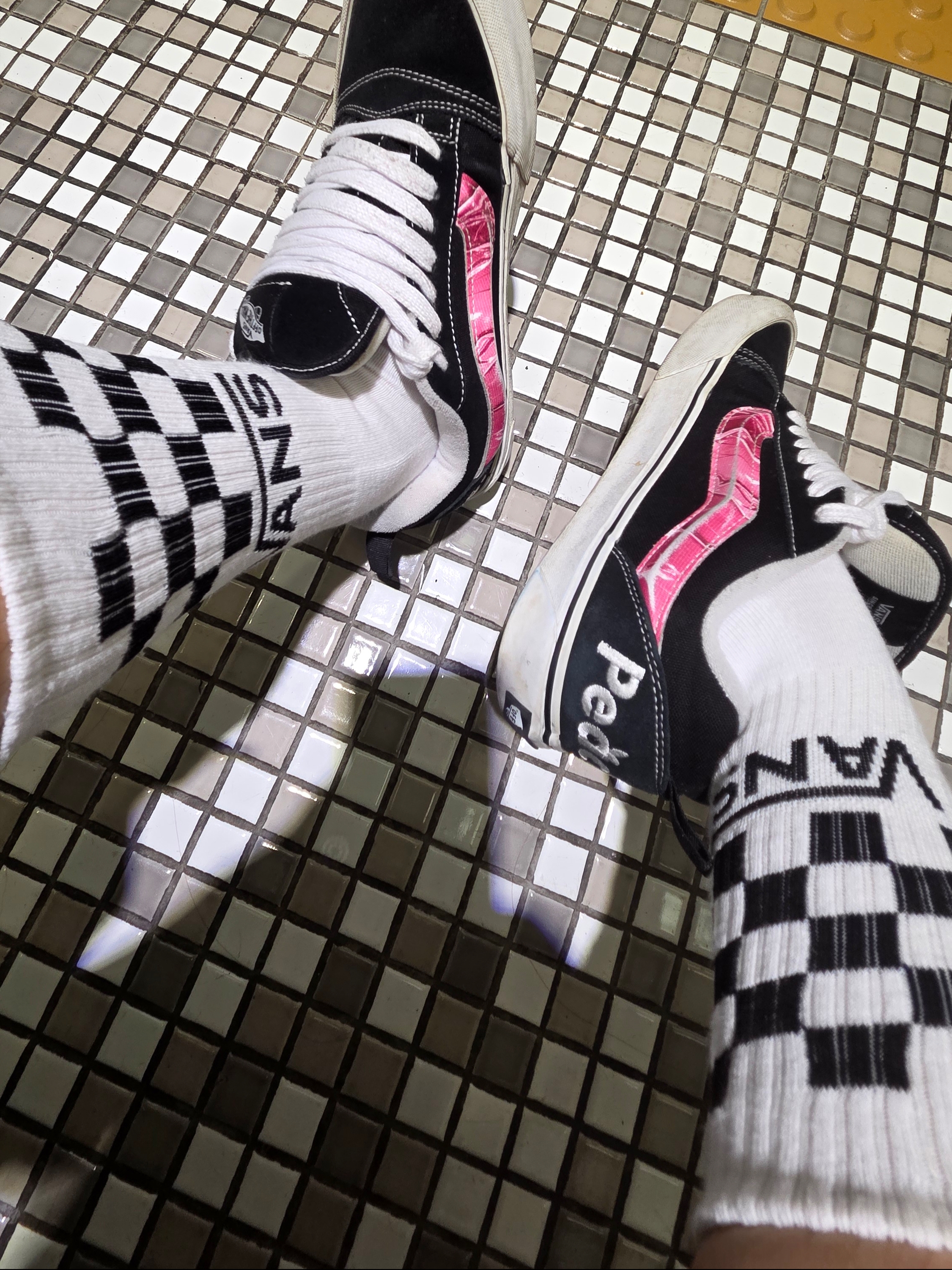 Adidas x BAPE Short Sleeve T-Shirt Earth Strata - KR Sizing, Vans x Peaches. Knu-Skool Black Pink 착용 스타일 - 2