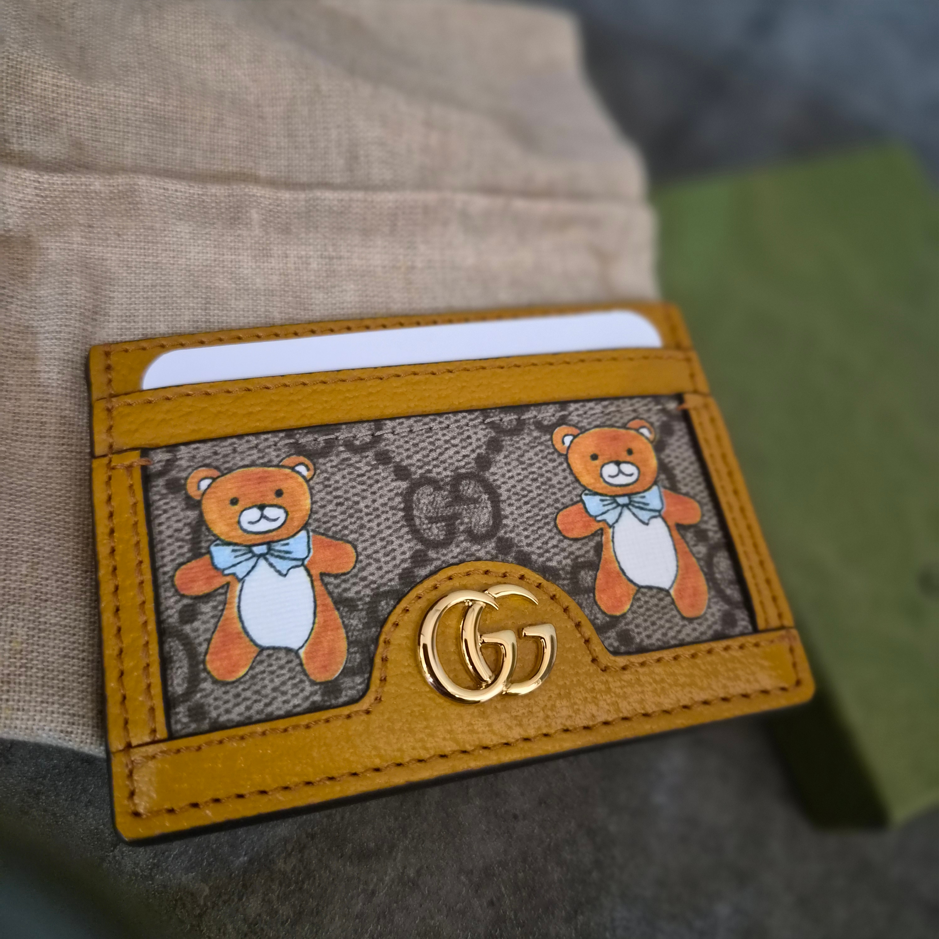 Gucci x Kai Card Case Beige 착용 스타일