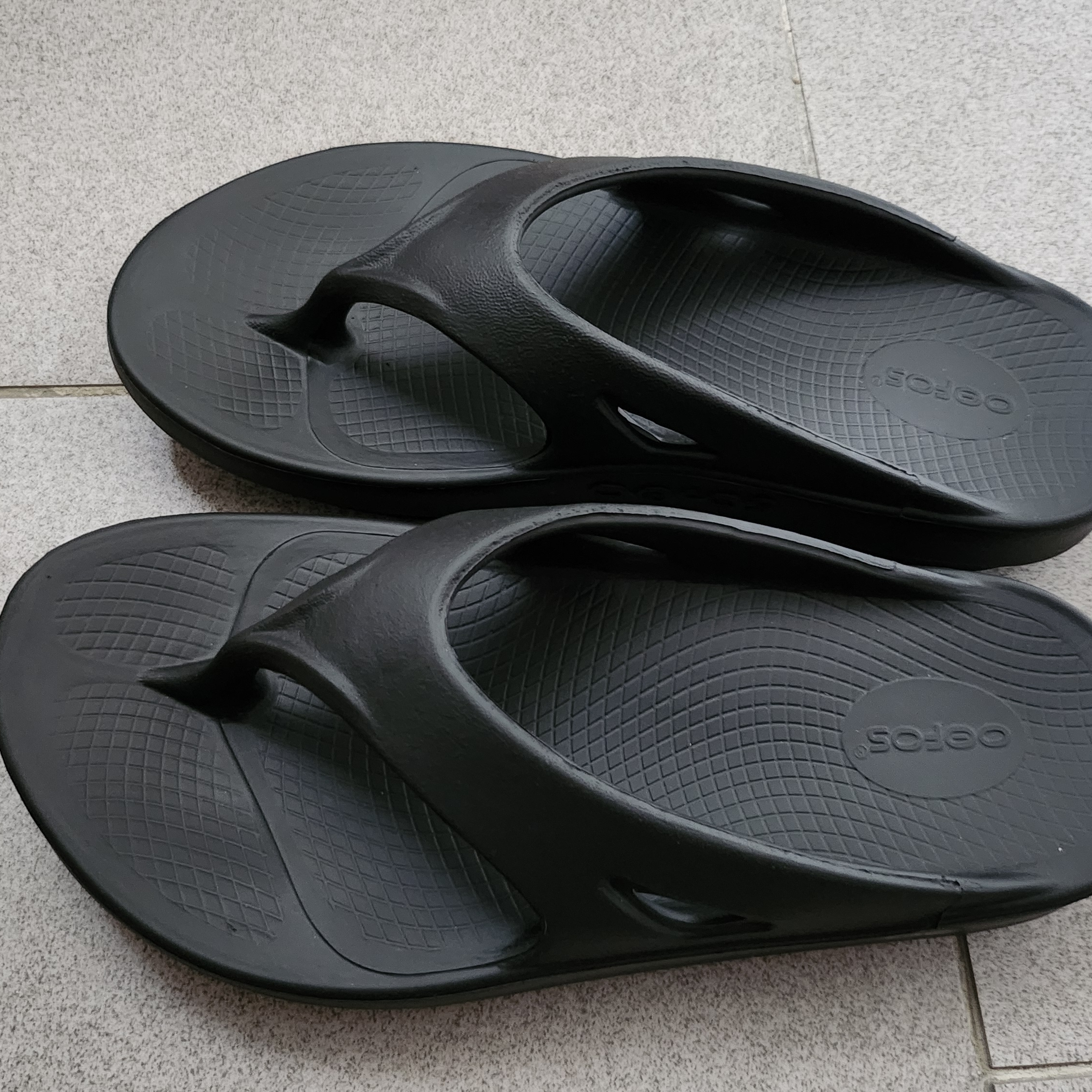 Oofos OOriginal Black 착용 스타일 - 1