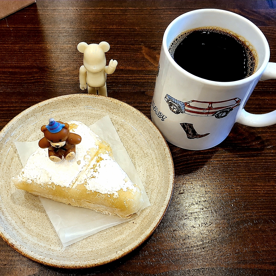[KREAM 단독] What A Bread Mug White 350ml, [KREAM 단독] What A Bread Mochi Cheesecake 착용 스타일 - 2