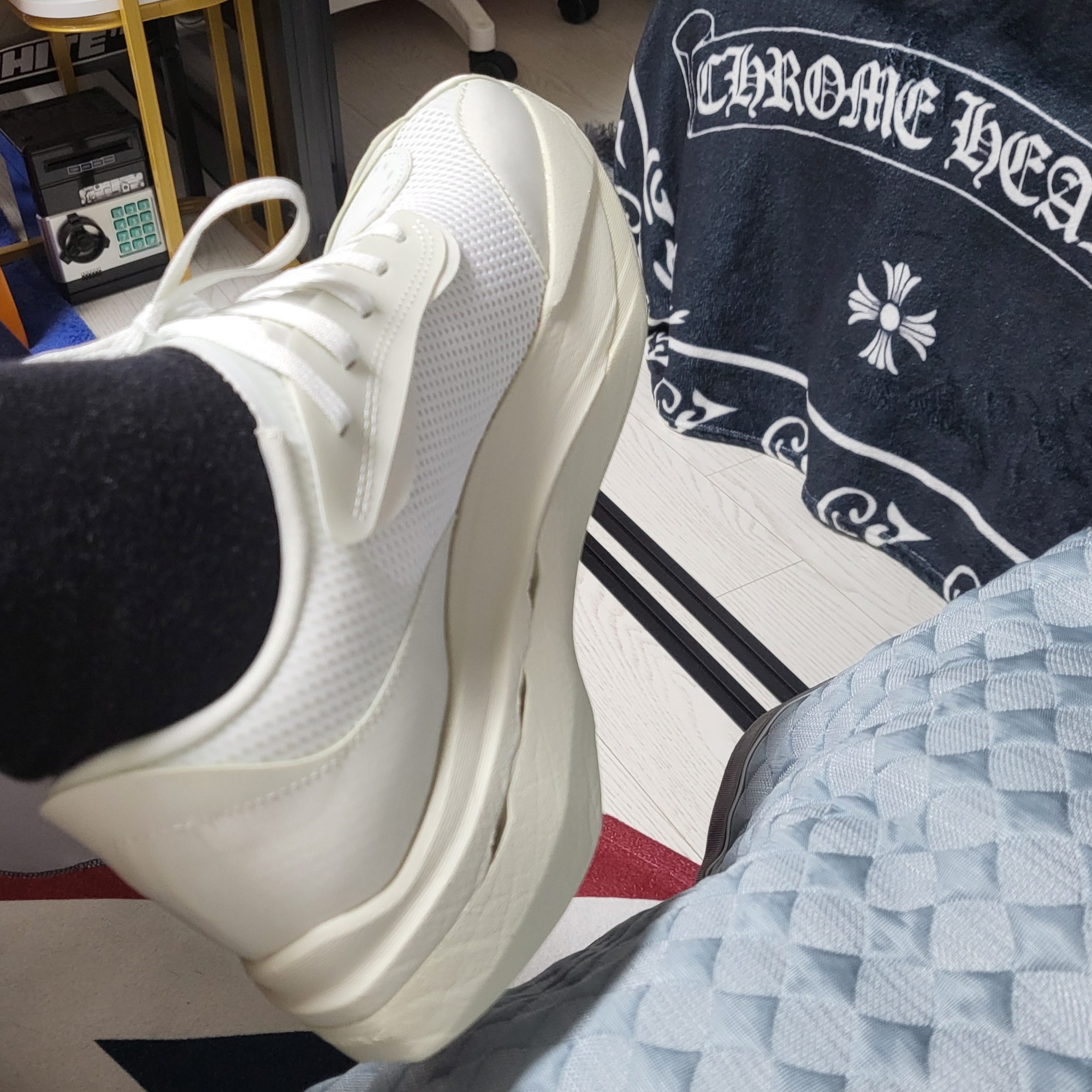 On Running x Post Archive Faction (Paf) Cloudboom Volt White Gale 착용 스타일 - 5