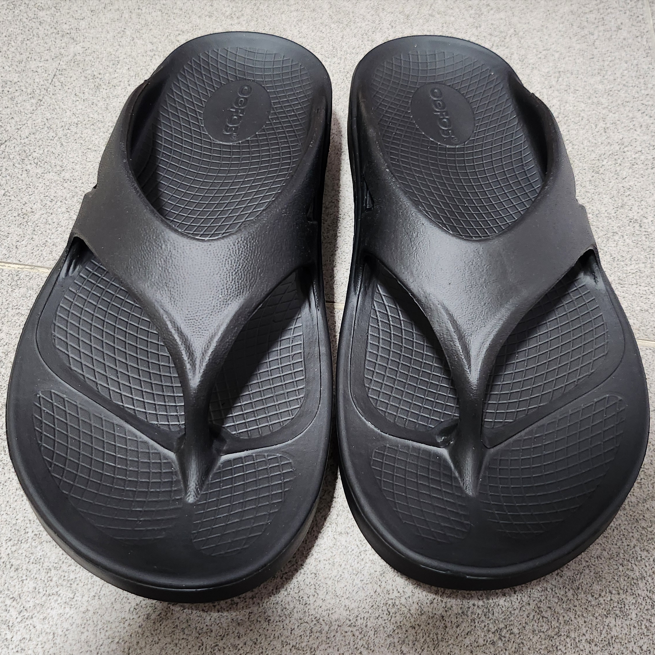 Oofos OOriginal Black 착용 스타일 - 5