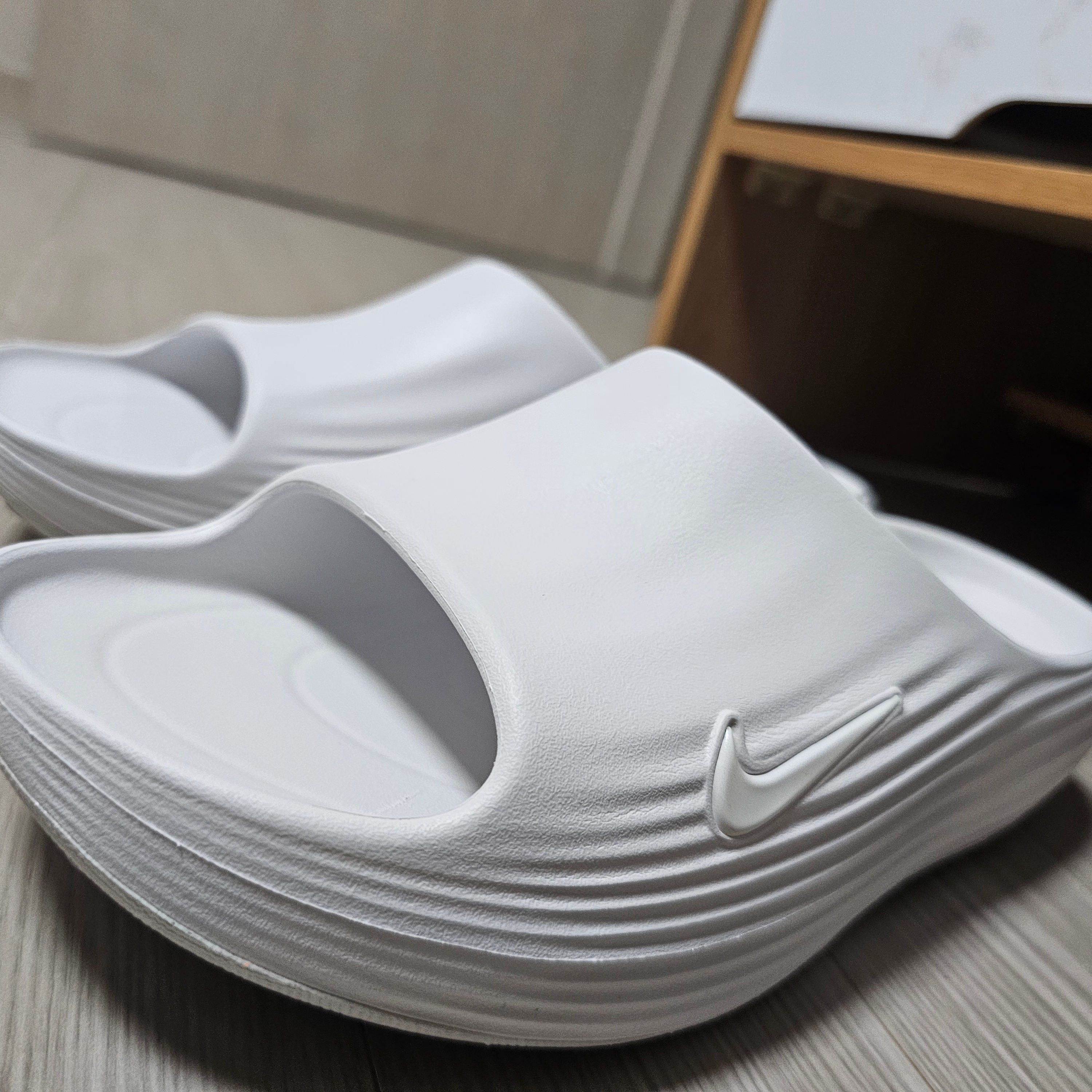 Nike Zoom Mercurial Vapor 16 Pro TF Racer Blue White, Nike ReactX Rejuven8 Slide Summit White 착용 스타일 - 3