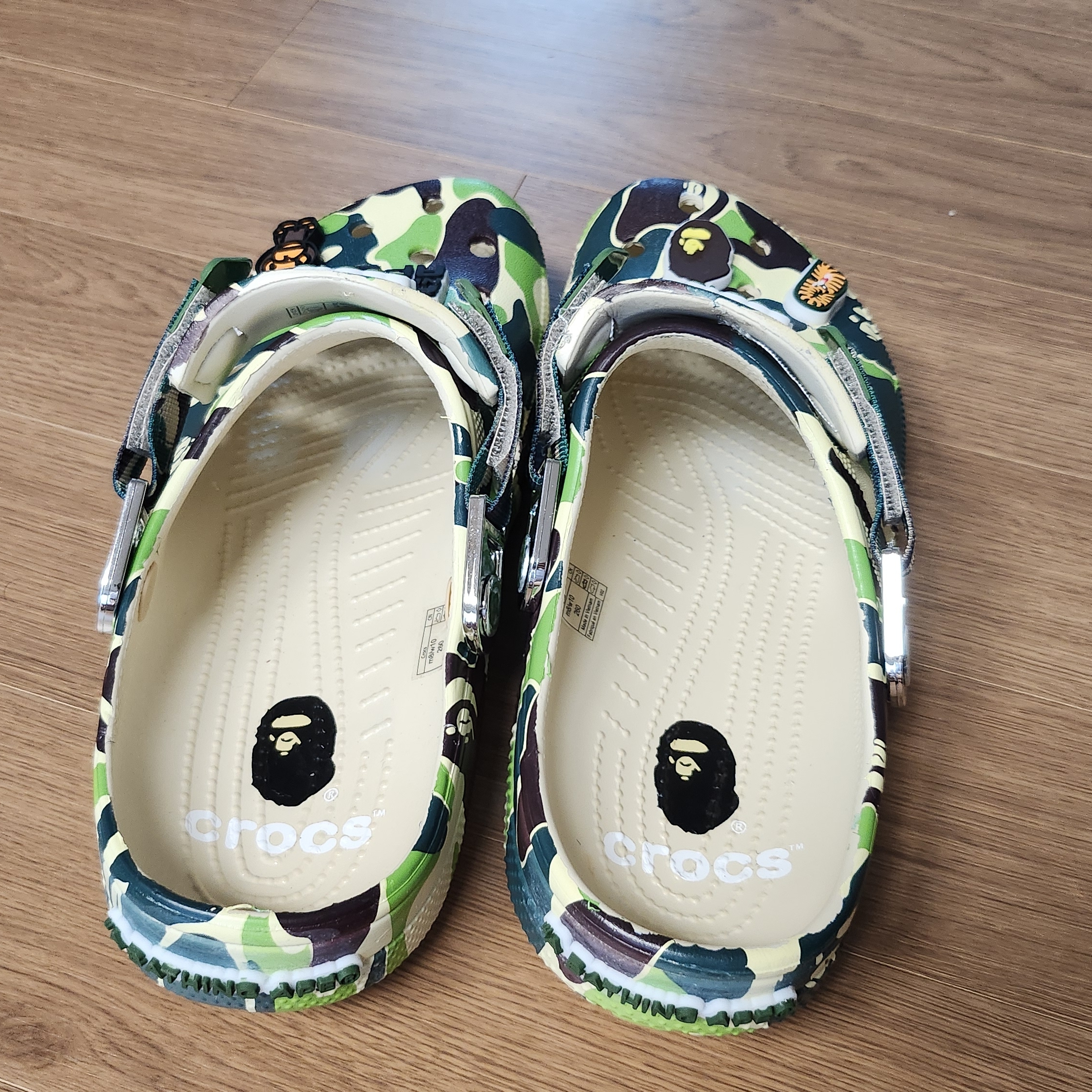 Crocs x BAPE Classic Clog Chai 착용 스타일 - 4