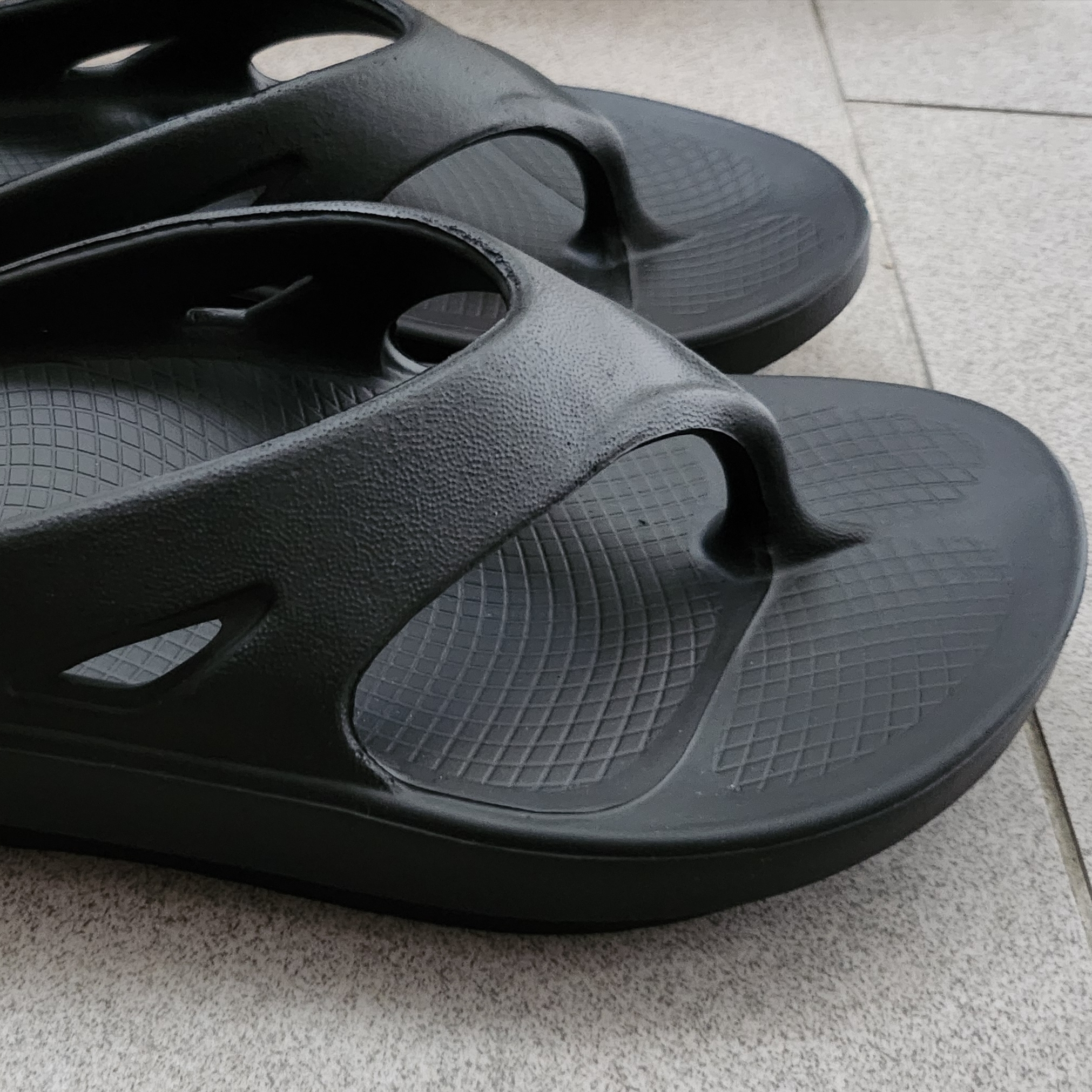Oofos OOriginal Black 착용 스타일 - 3