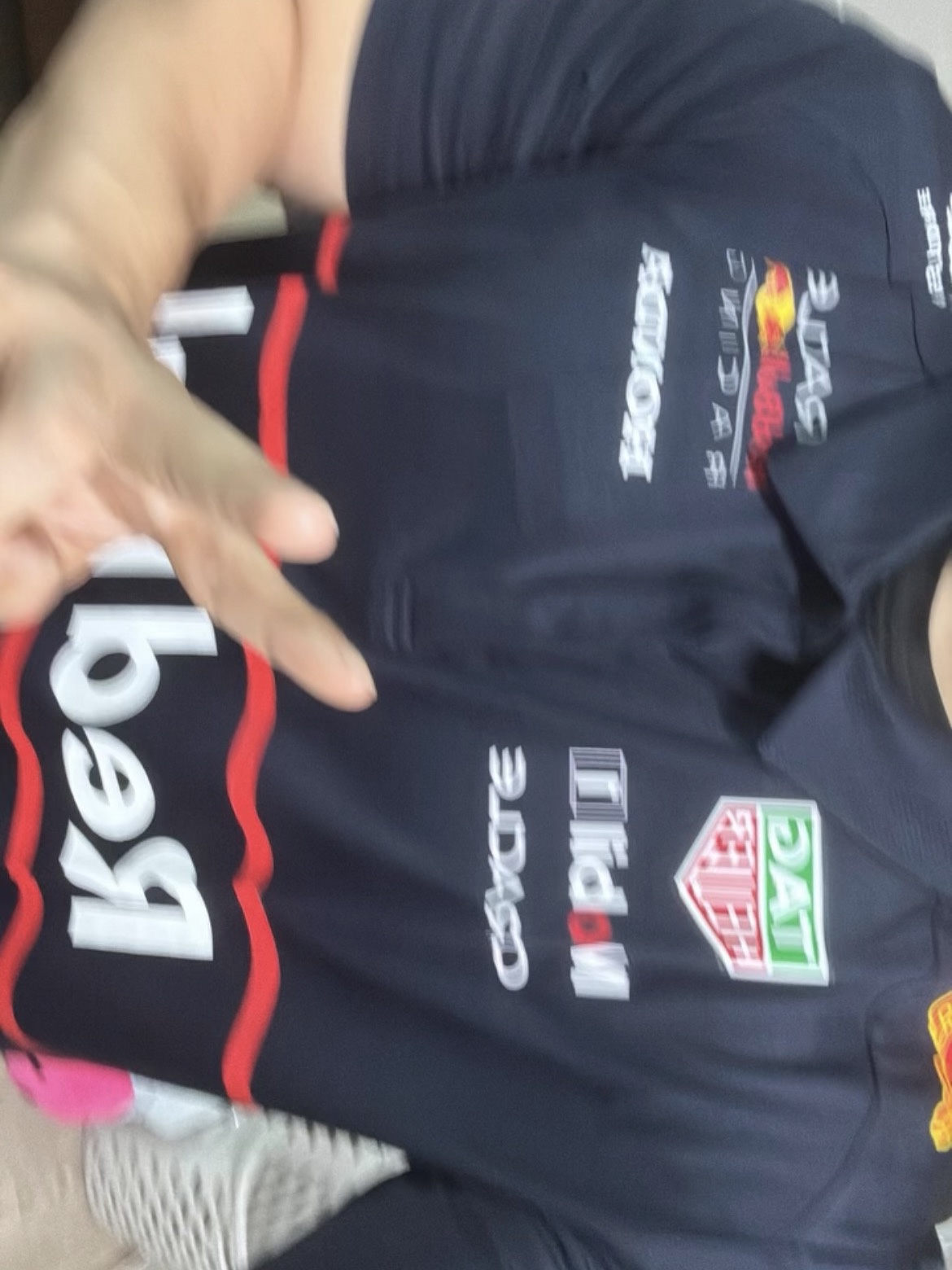 Oracle Red Bull Racing x Castore 2025 Team Polo Shirt Night Sky 착용 스타일