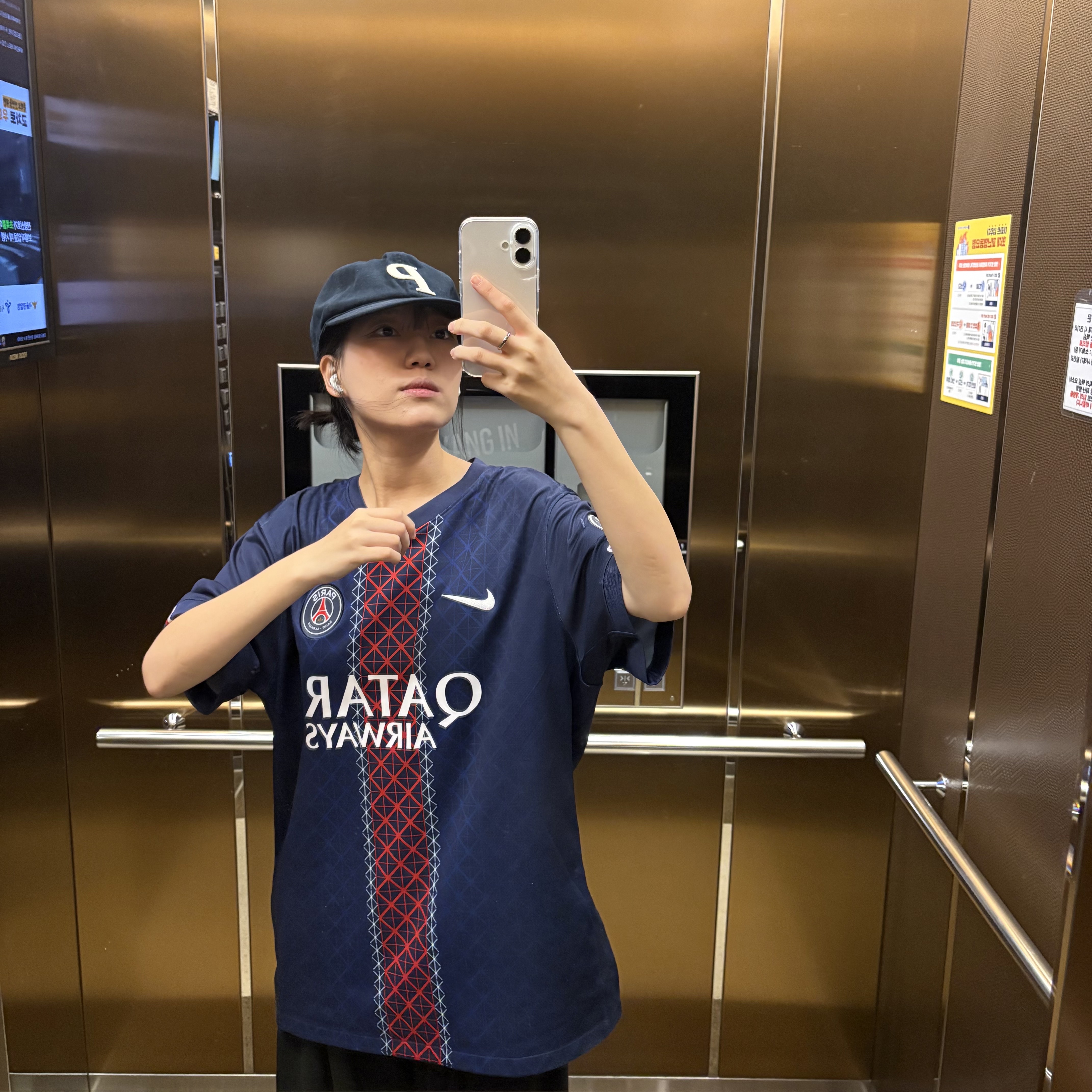 Nike Paris Saint-Germain 2025/26 Stadium Home Dri-Fit Soccer Replica Jersey Midnight Navy (Non Marking Ver.) 착용 스타일 - 1