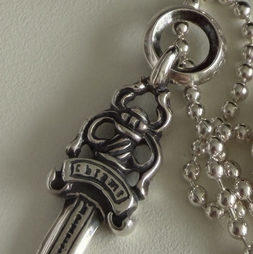 Chrome Hearts 5 Dagger Pendant Silver 착용 스타일 - 1