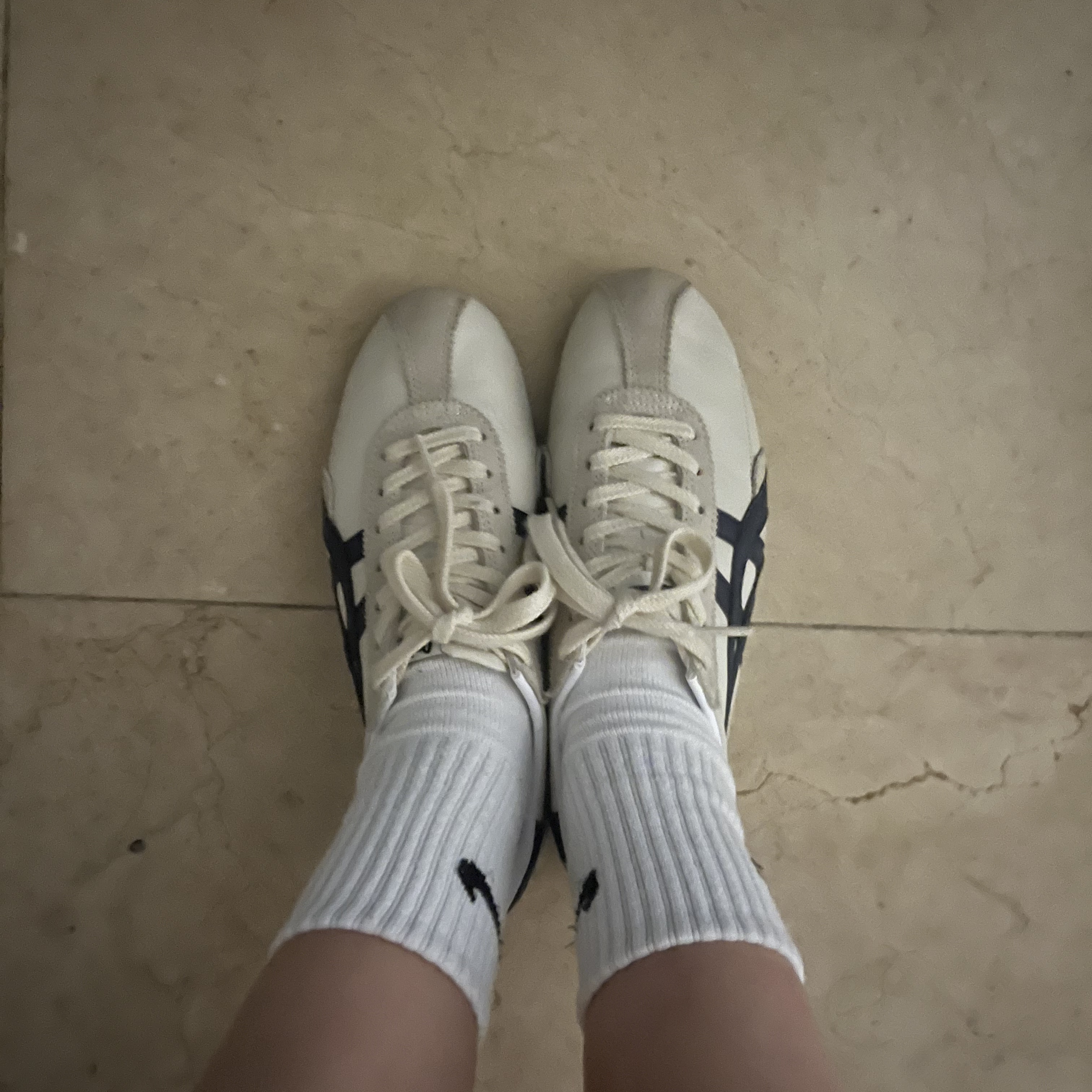 Onitsuka Tiger Runspark Birch Peacoat 착용 스타일