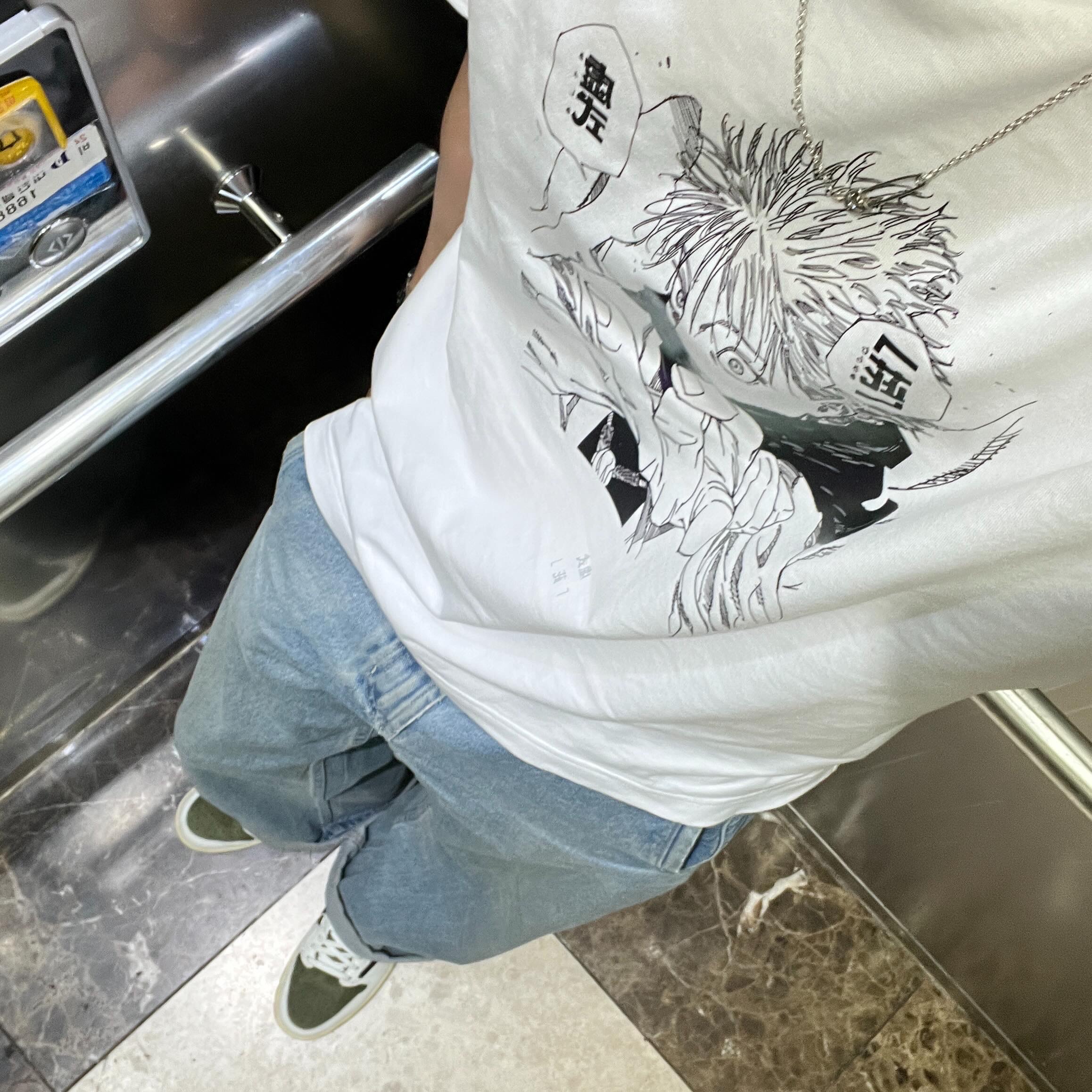 Uniqlo UT Shueisha 100th Anniversary Jujutsu Kaisen T-Shirt White, Jordan 1 x Travis Scott Retro Low OG SP Reverse Olive 착용 스타일