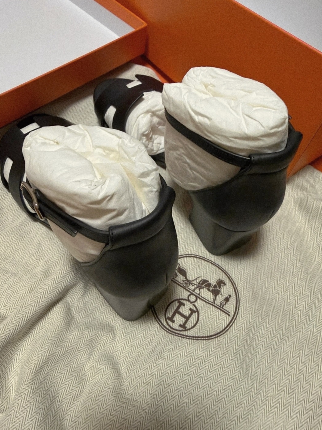(W) Hermes Encens 50 Sandal Calfskin & Noir 착용 스타일 - 2