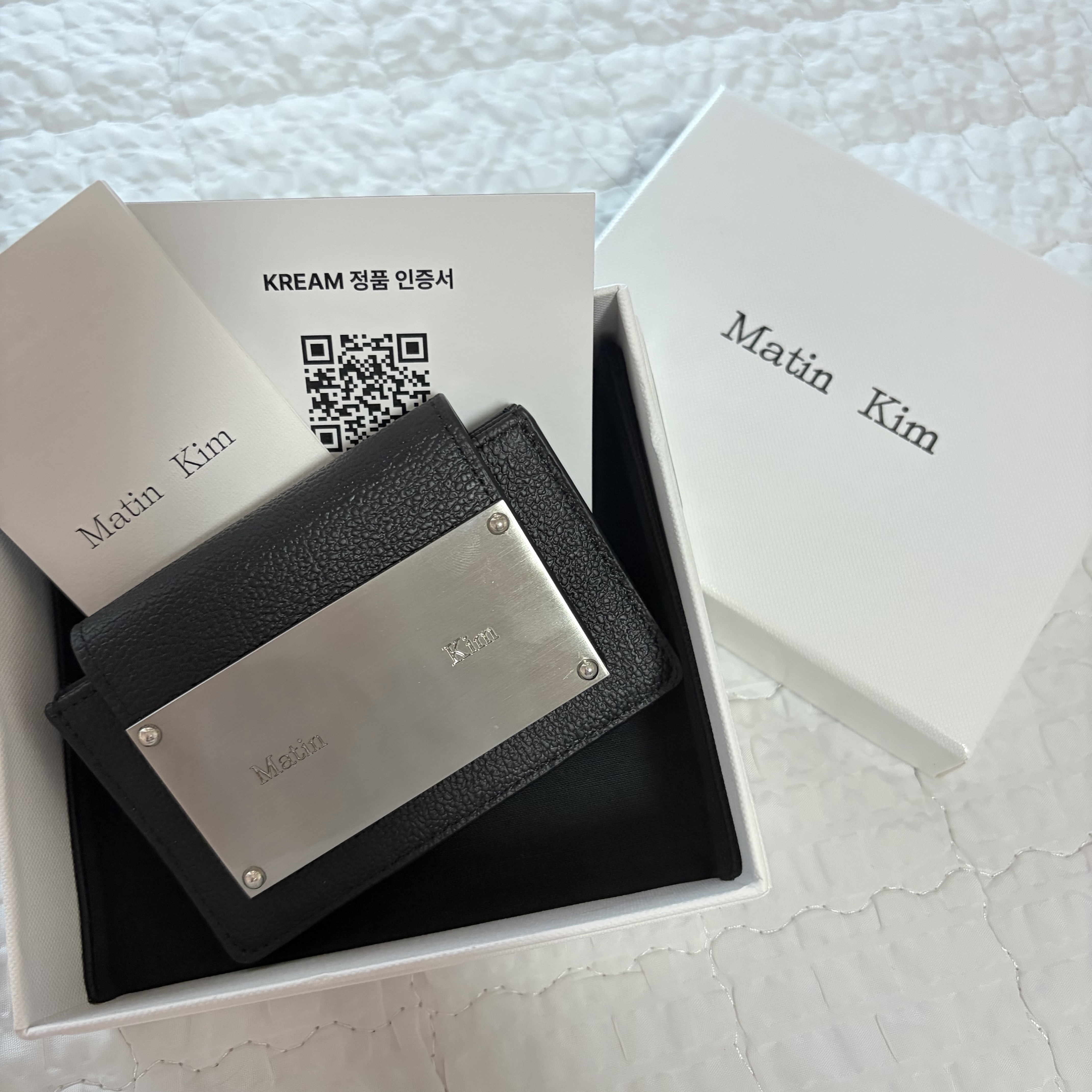 Matin Kim Accordion Wallet Black 착용 스타일