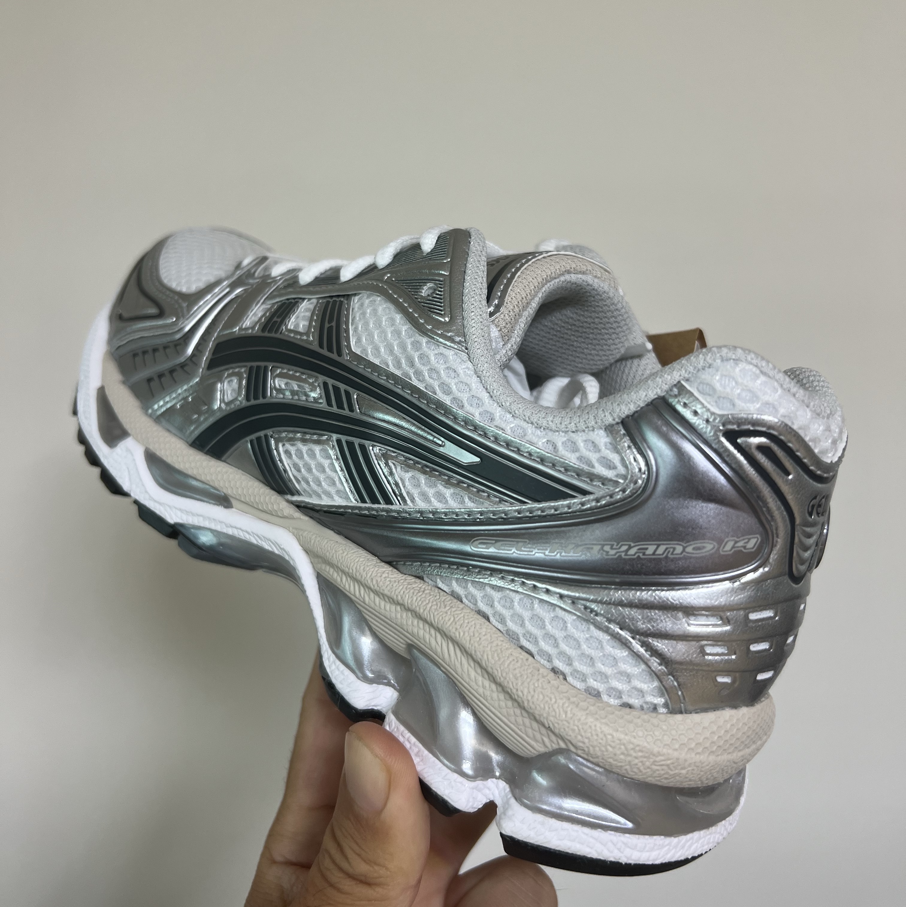 Asics Gel-Kayano 14 White Graphite Grey 착용 스타일 - 2
