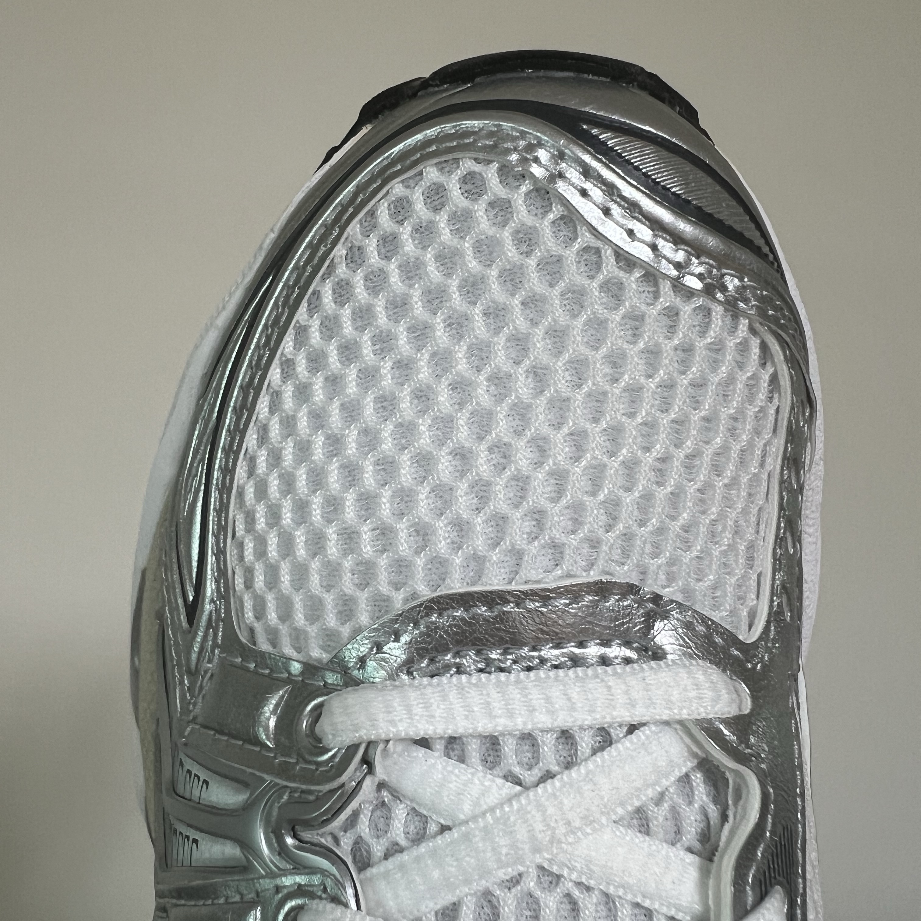 Asics Gel-Kayano 14 White Graphite Grey 착용 스타일 - 4