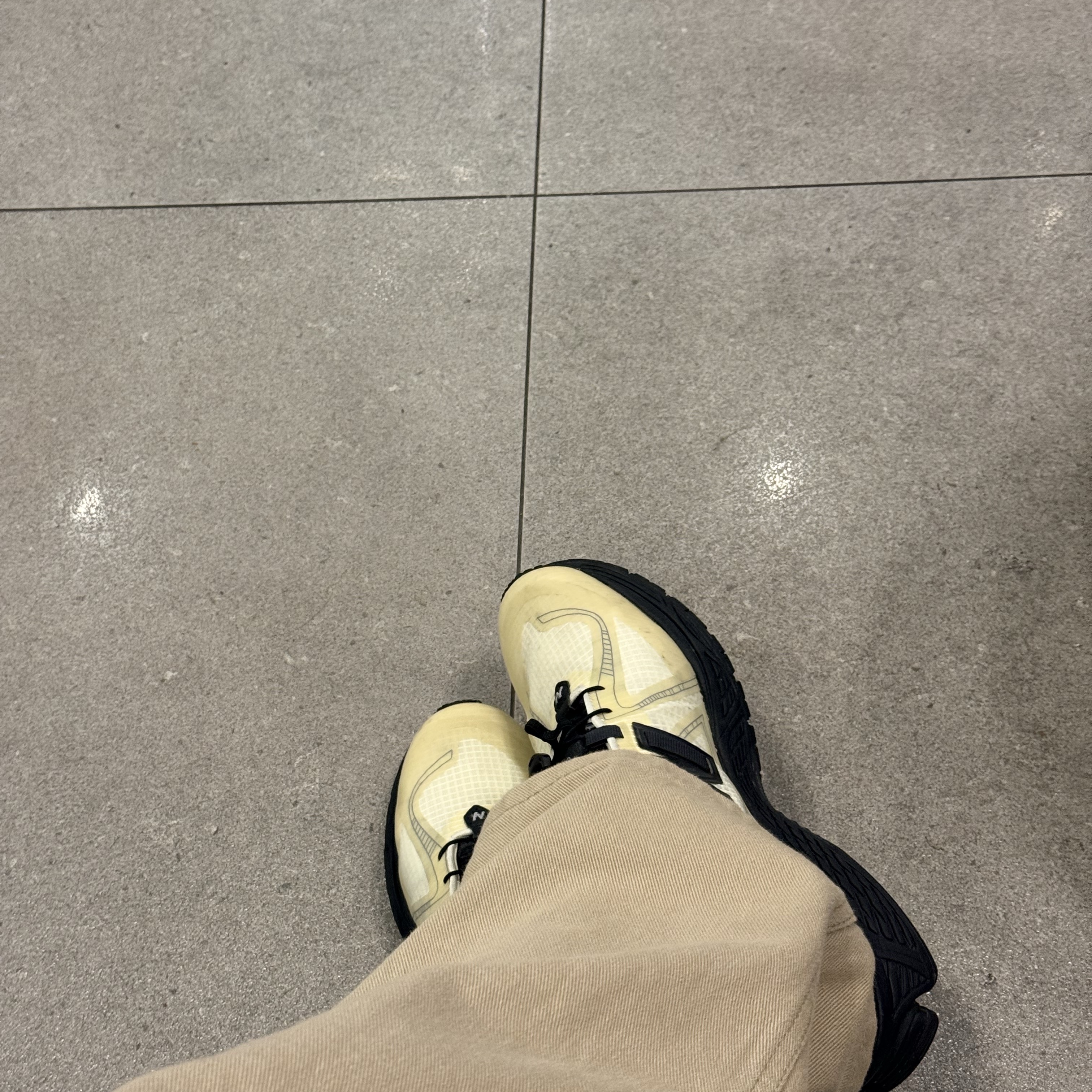 New Balance 1906R Pistachio Butter Morel 착용 스타일