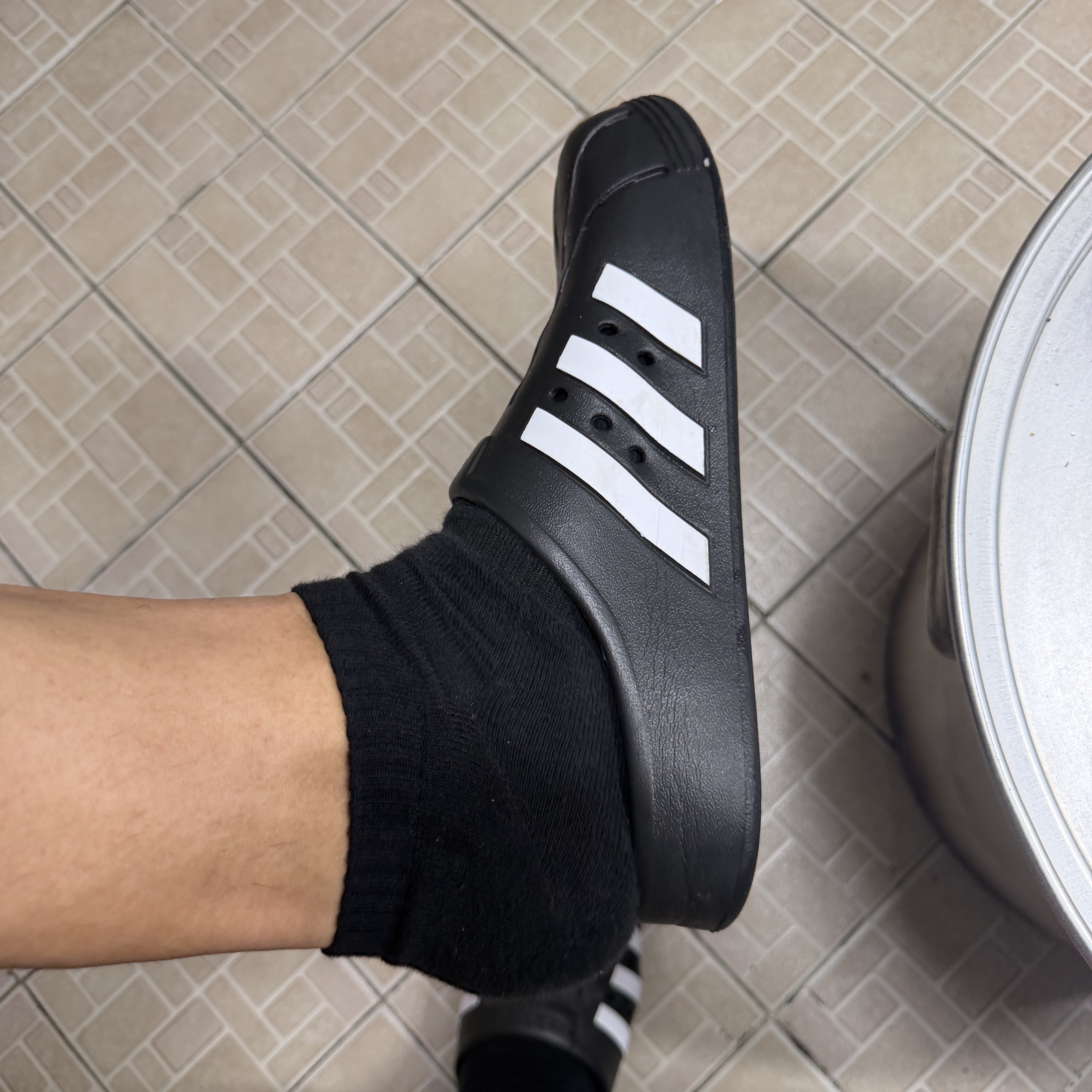 Adidas Adilette Clog Black White 착용 스타일