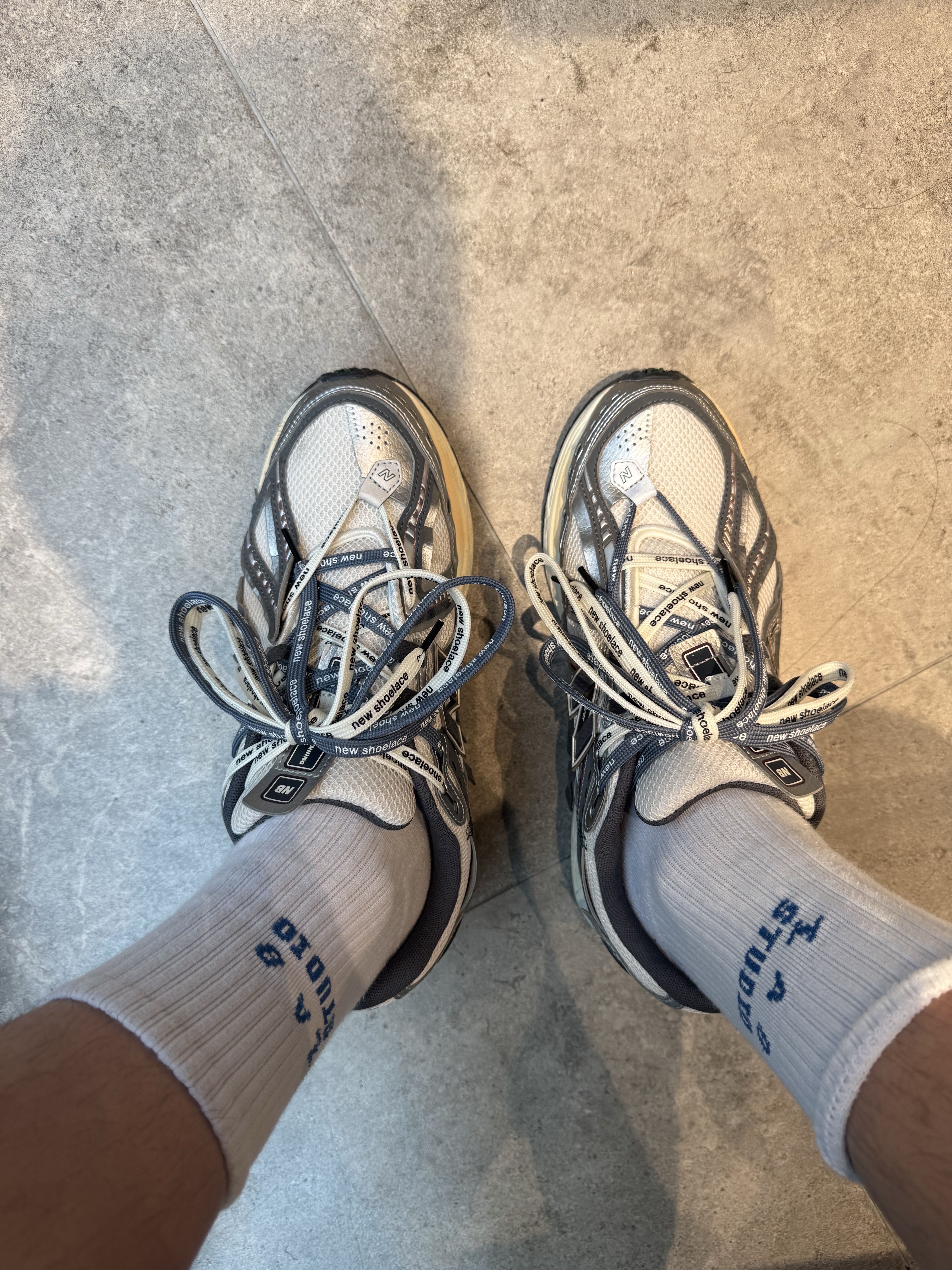 New Balance 1906A Silver Metallic Castlerock 착용 스타일