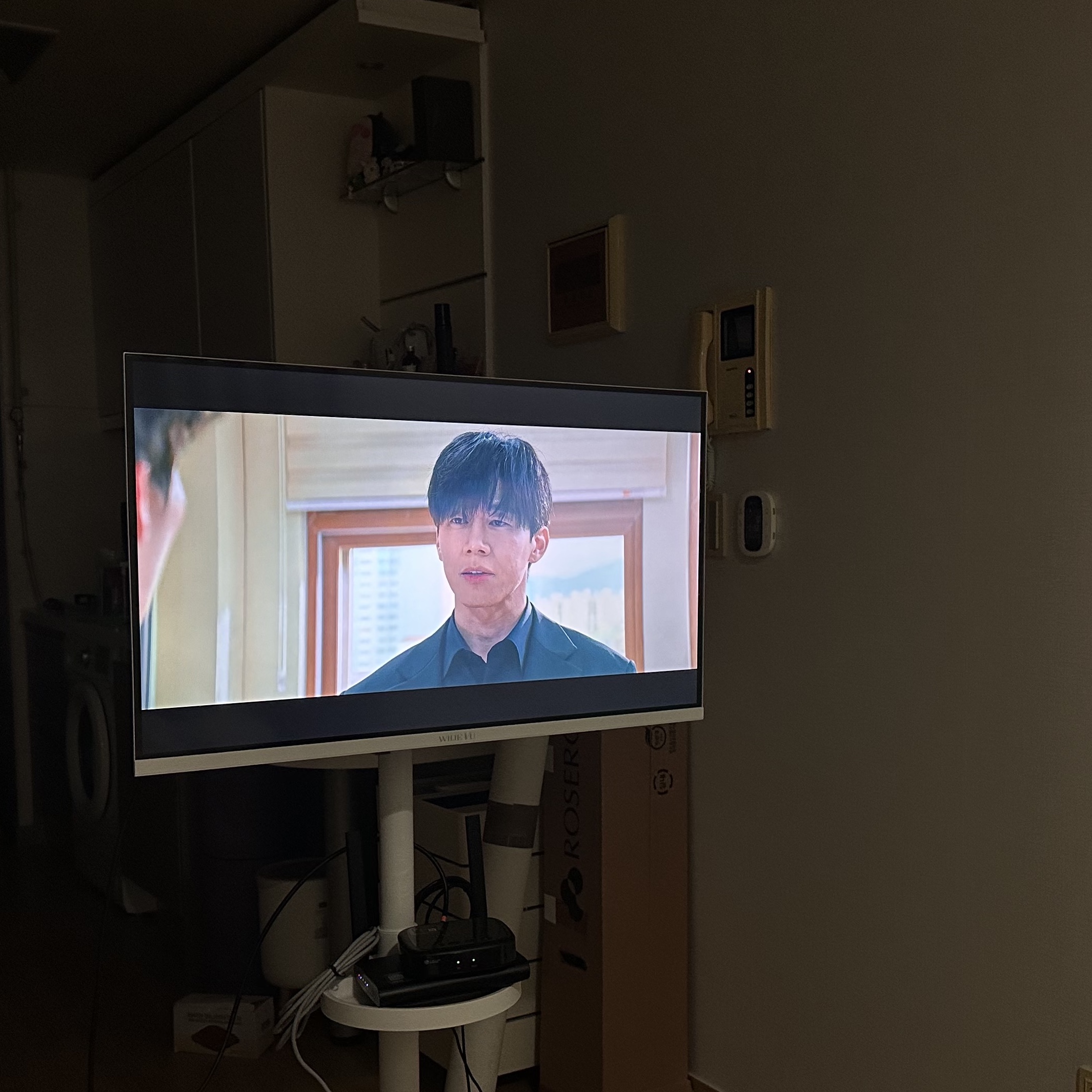 [15% 쿠폰] WIDEVU WideMovingVu White Edition V3 Set QLED 81 cm (32 in) FHD Smart Mobile TV 착용 스타일