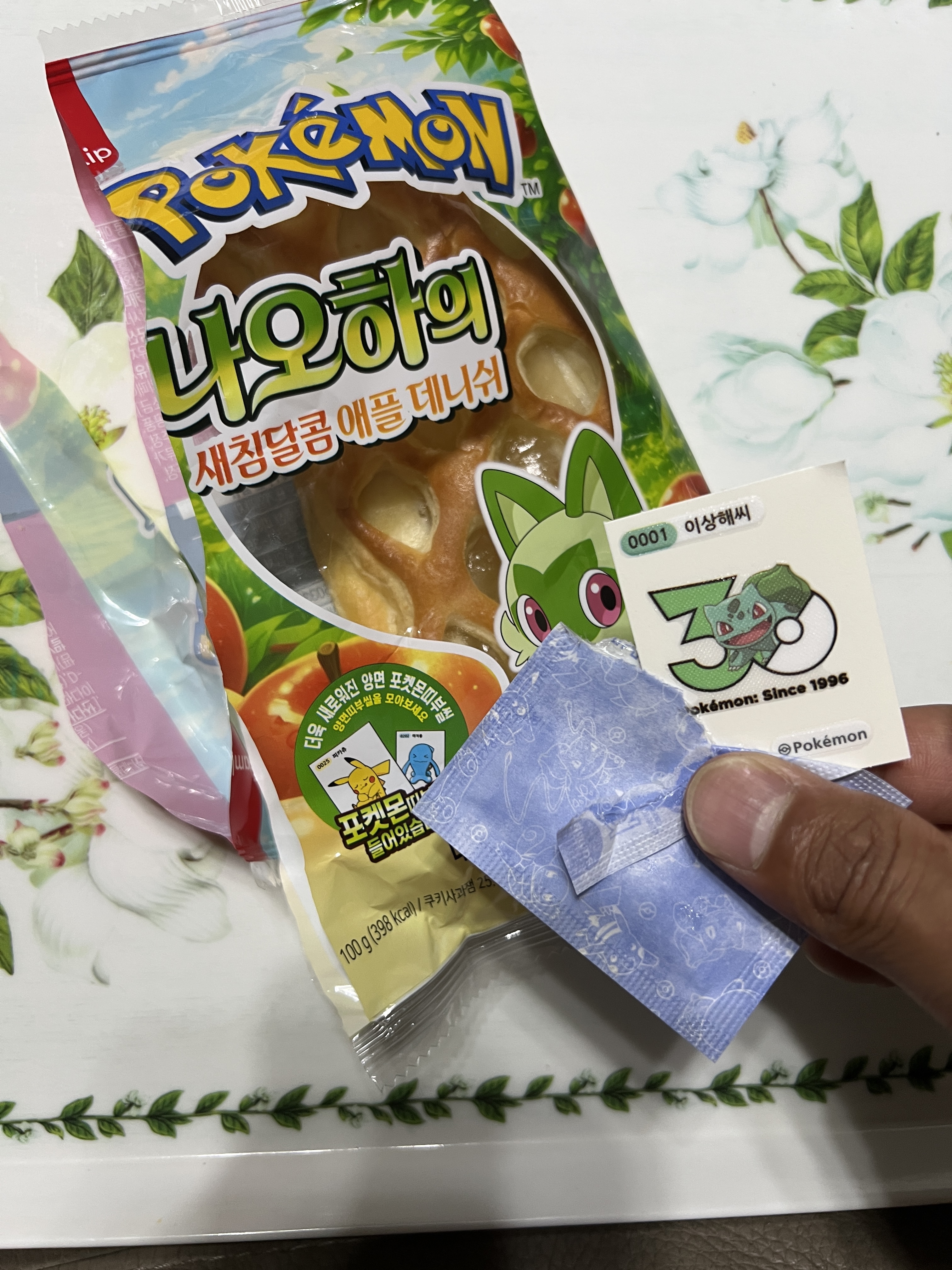 Samlip NEW Pokémon 30th Anniversary Sticker Bread Variety Pack (6 Types, 12 Packs), Samlip NEW Pokémon 30th Anniversary 'Emblem' Sticker Bread Variety Pack (4 Types, 12 Packs) 착용 스타일