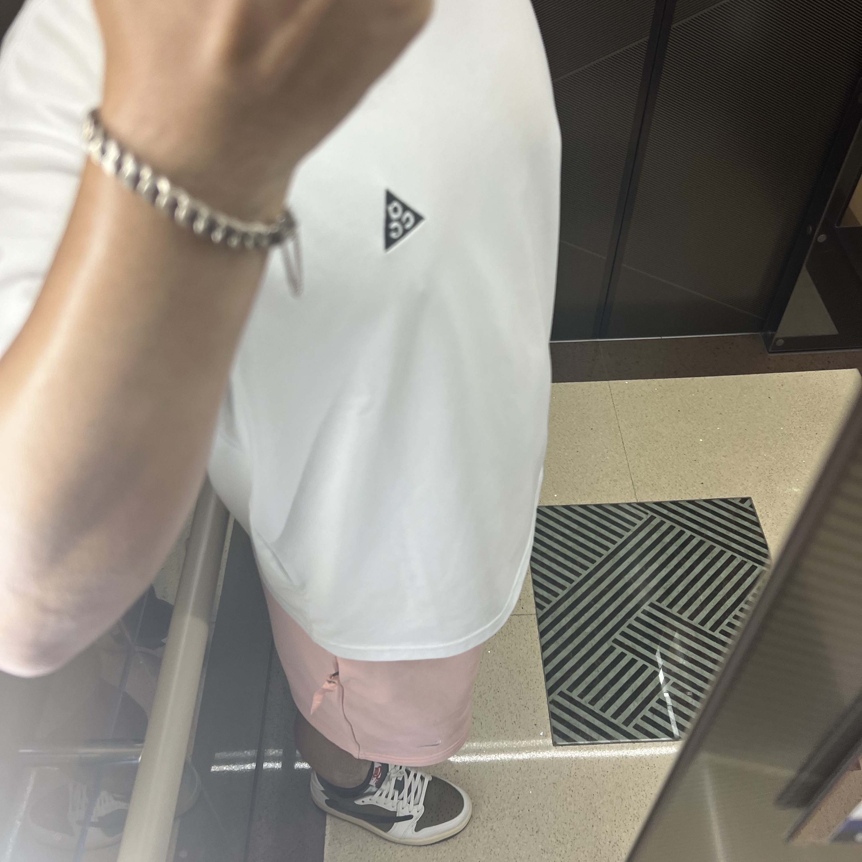 Jordan 1 x Travis Scott Retro Low OG SP Reverse Olive, Nike NRG Solo Swoosh Fleece Shorts Bleached Coral - Asia 착용 스타일