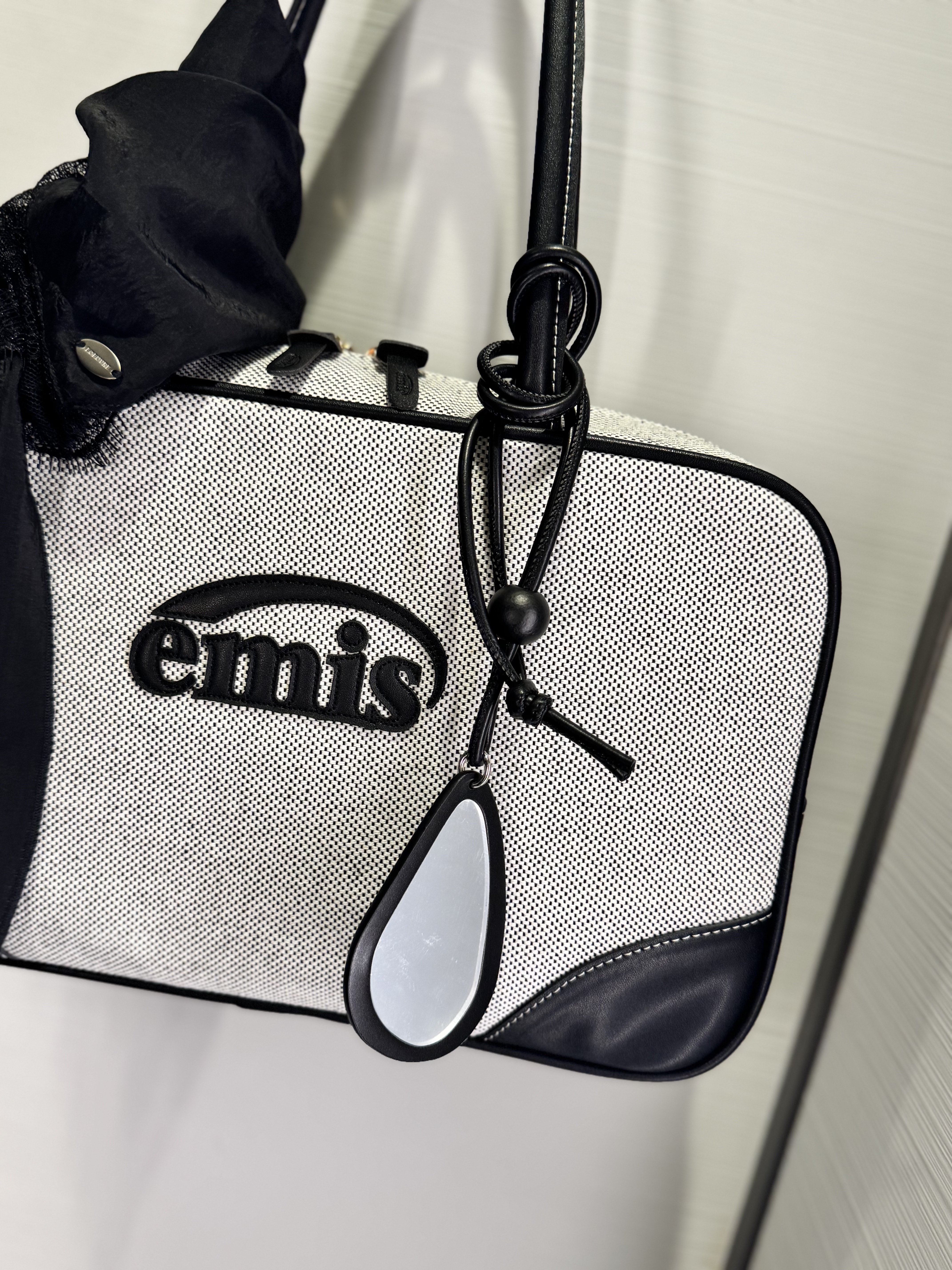 Emis Canvas Leather Tote Bag Black, Emis Washed Denim Ball Cap Light Blue Denim Navy 착용 스타일 - 4