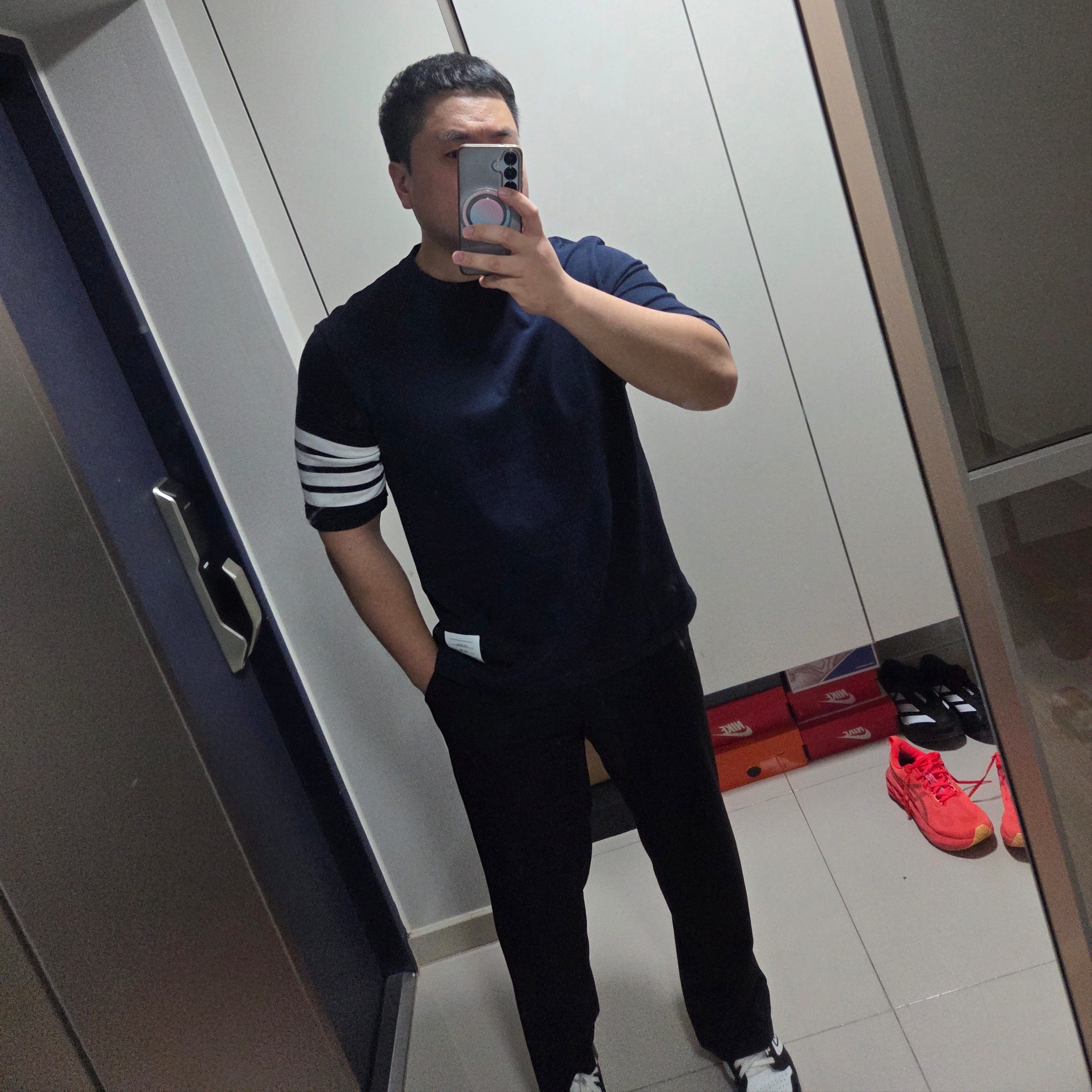 Thom Browne Short Sleeve T-Shirt Navy 착용 스타일