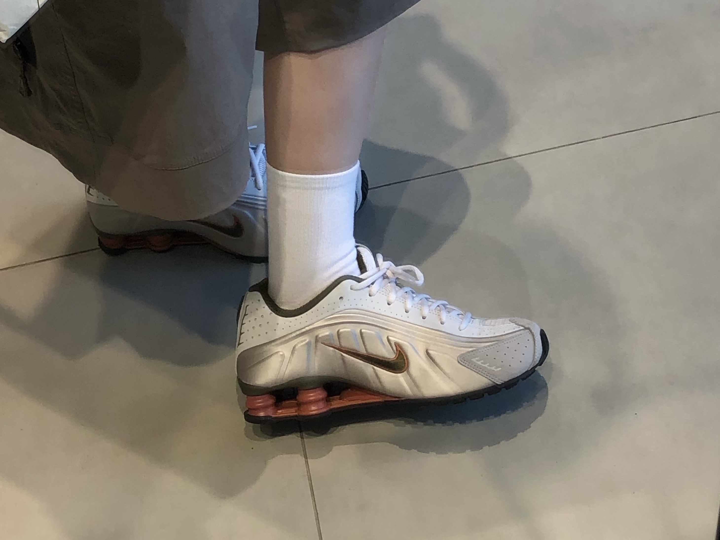 Nike Shox R4 Vast Grey Dusty Peach 착용 스타일 - 2