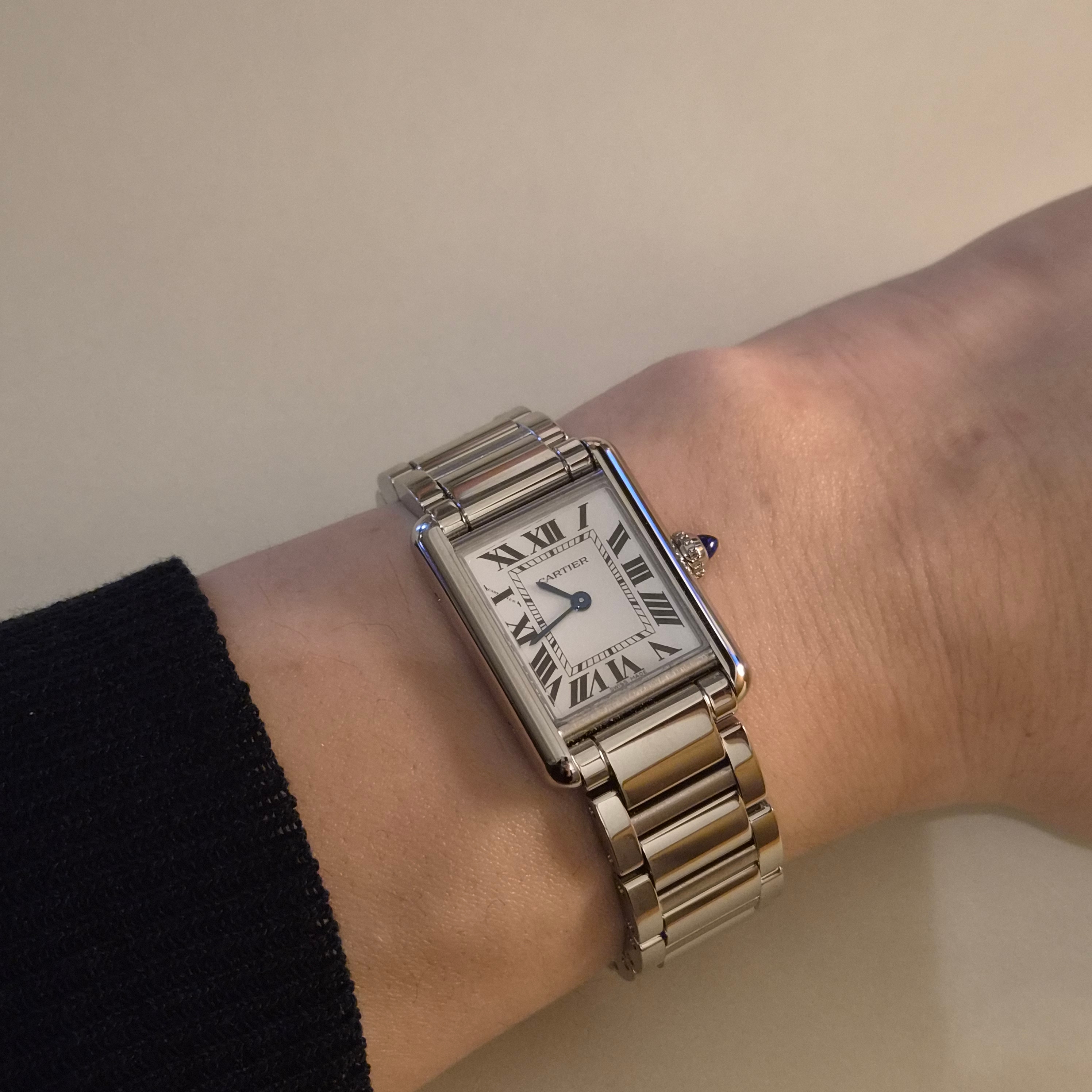 Cartier Tank Must Watch Large Quartz Steel Bracelet Steel 착용 스타일