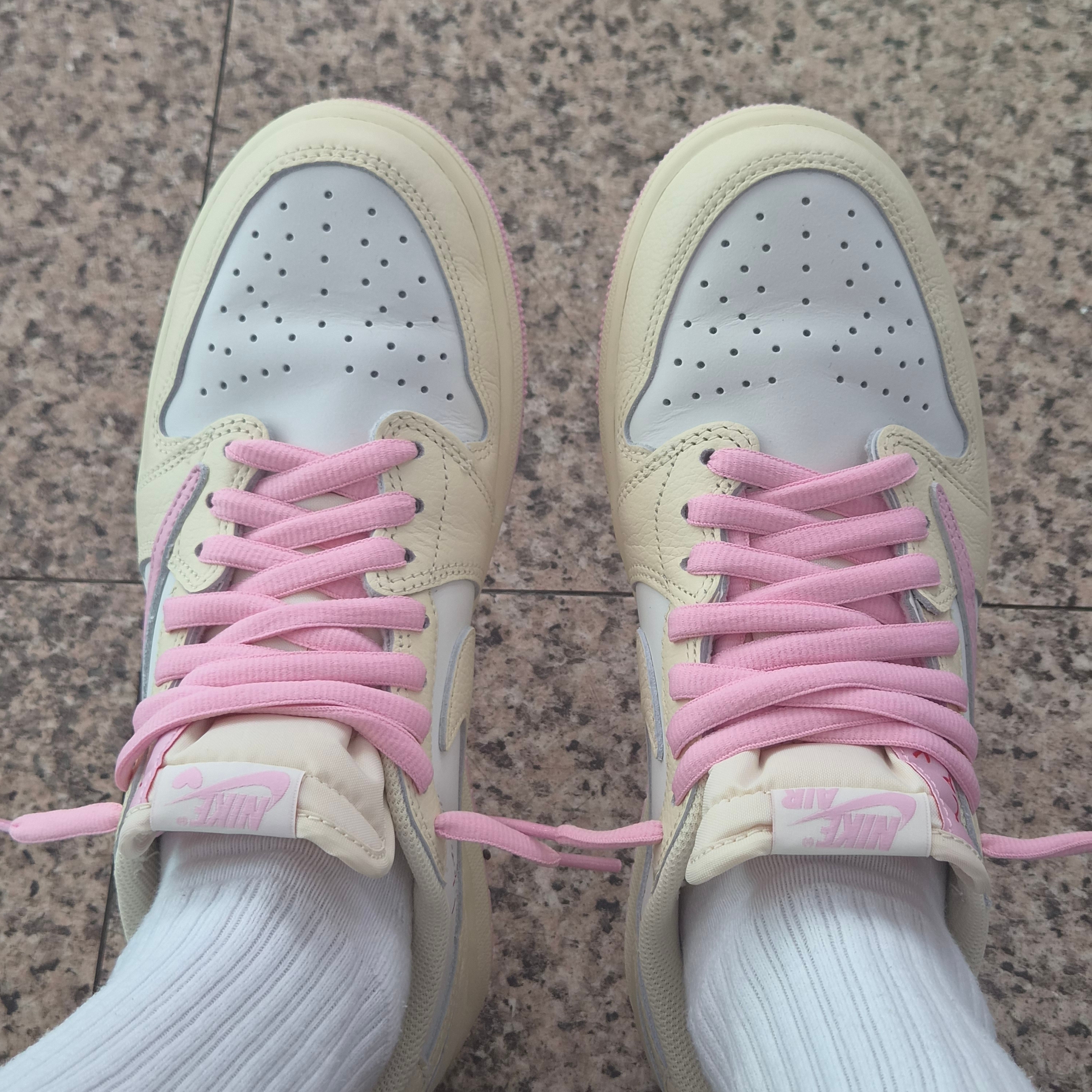 Jordan 1 x Travis Scott Retro Low OG SP Muslin Shy Pink 착용 스타일 - 2