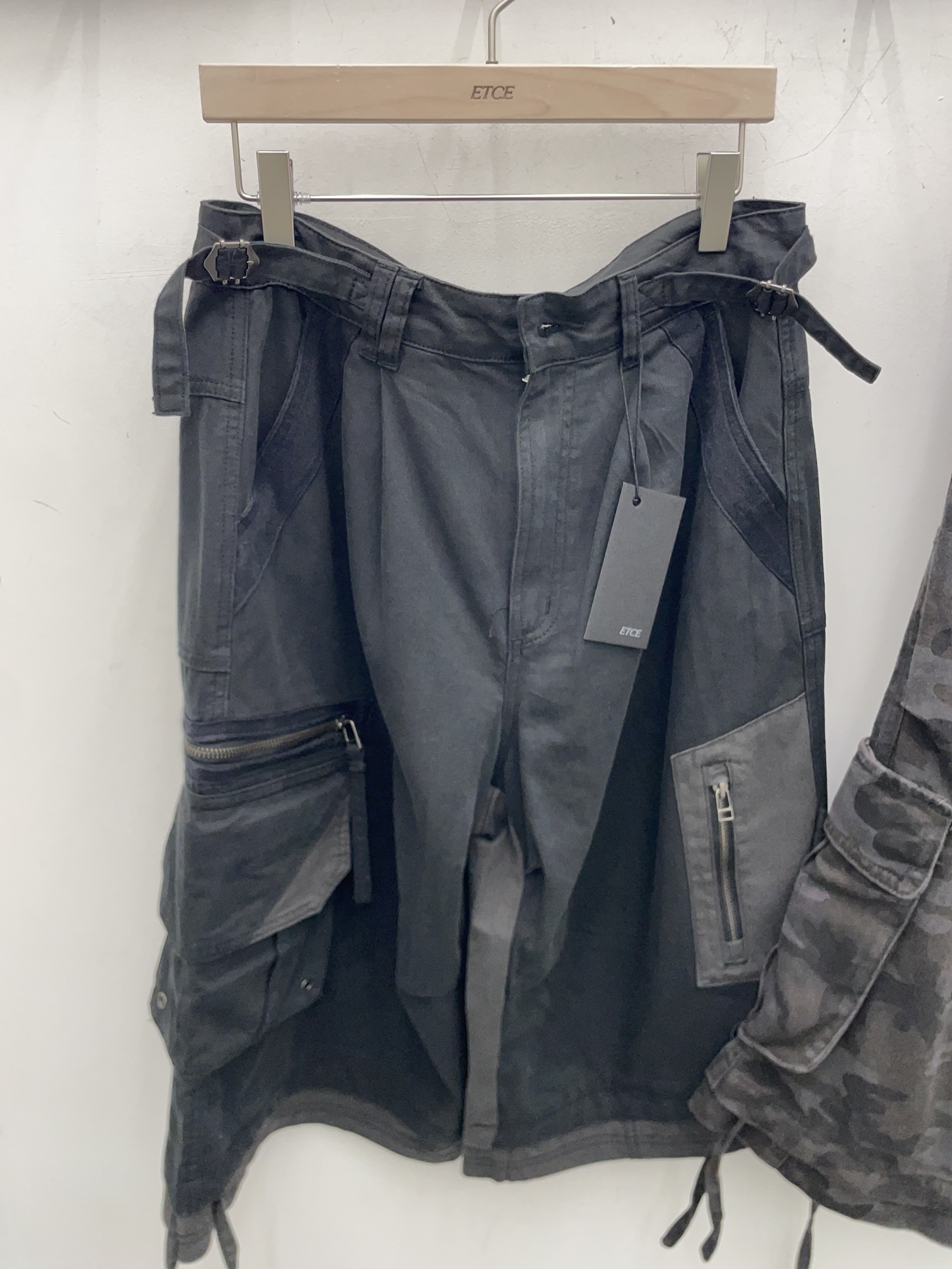ETCE Layered Cargo Bermuda Shorts Black 착용 스타일