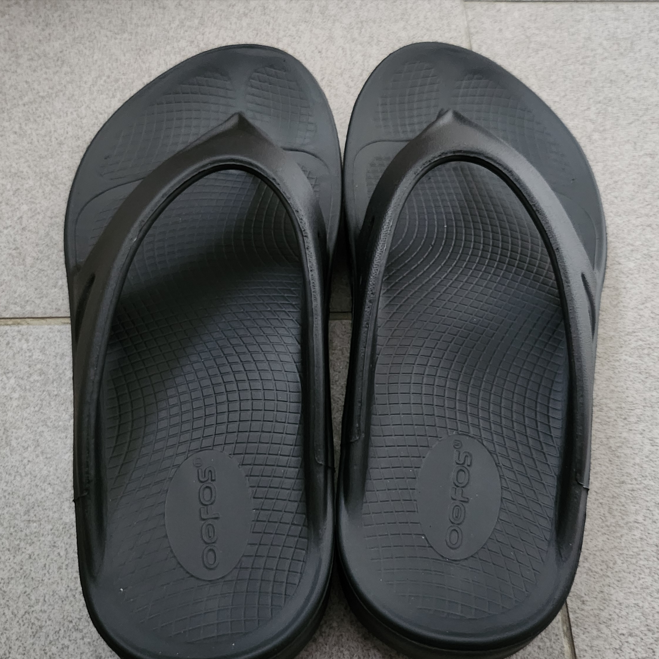 Oofos OOriginal Black 착용 스타일 - 2