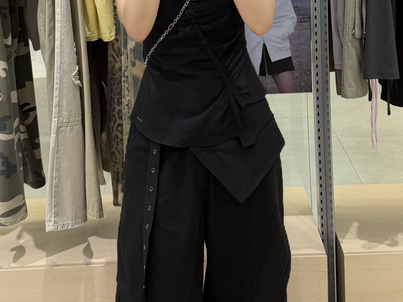 (W) Miseki Seoul High Neck Shirring Button Shirt Black 착용 스타일 - 3