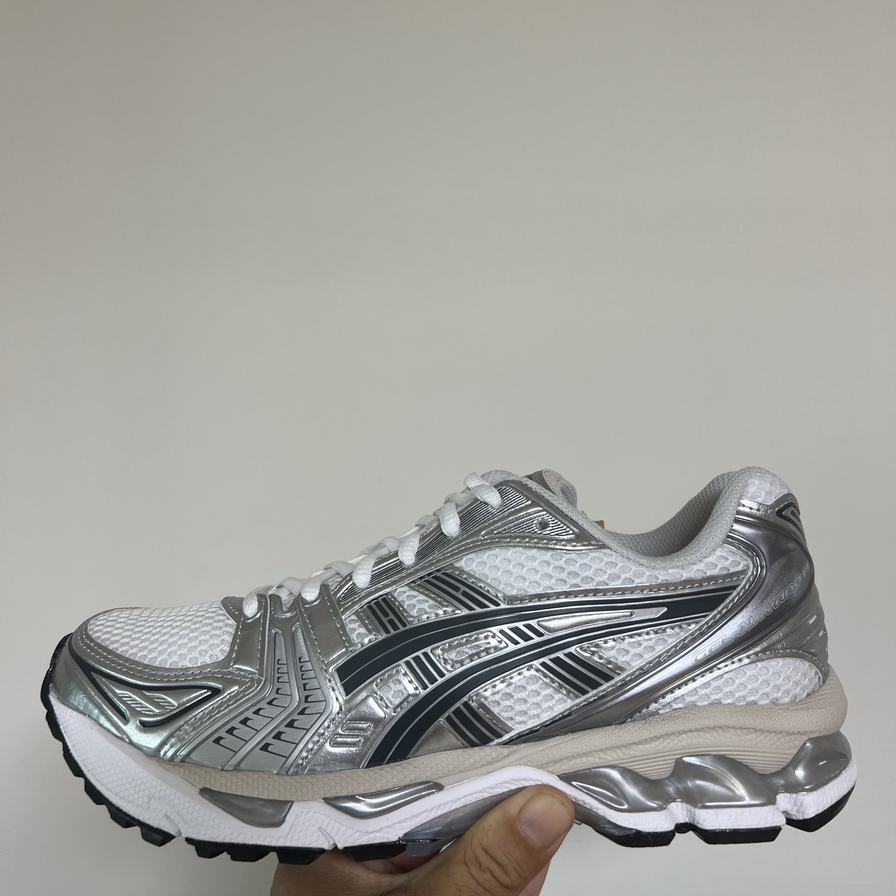 Asics Gel-Kayano 14 White Graphite Grey 착용 스타일 - 1