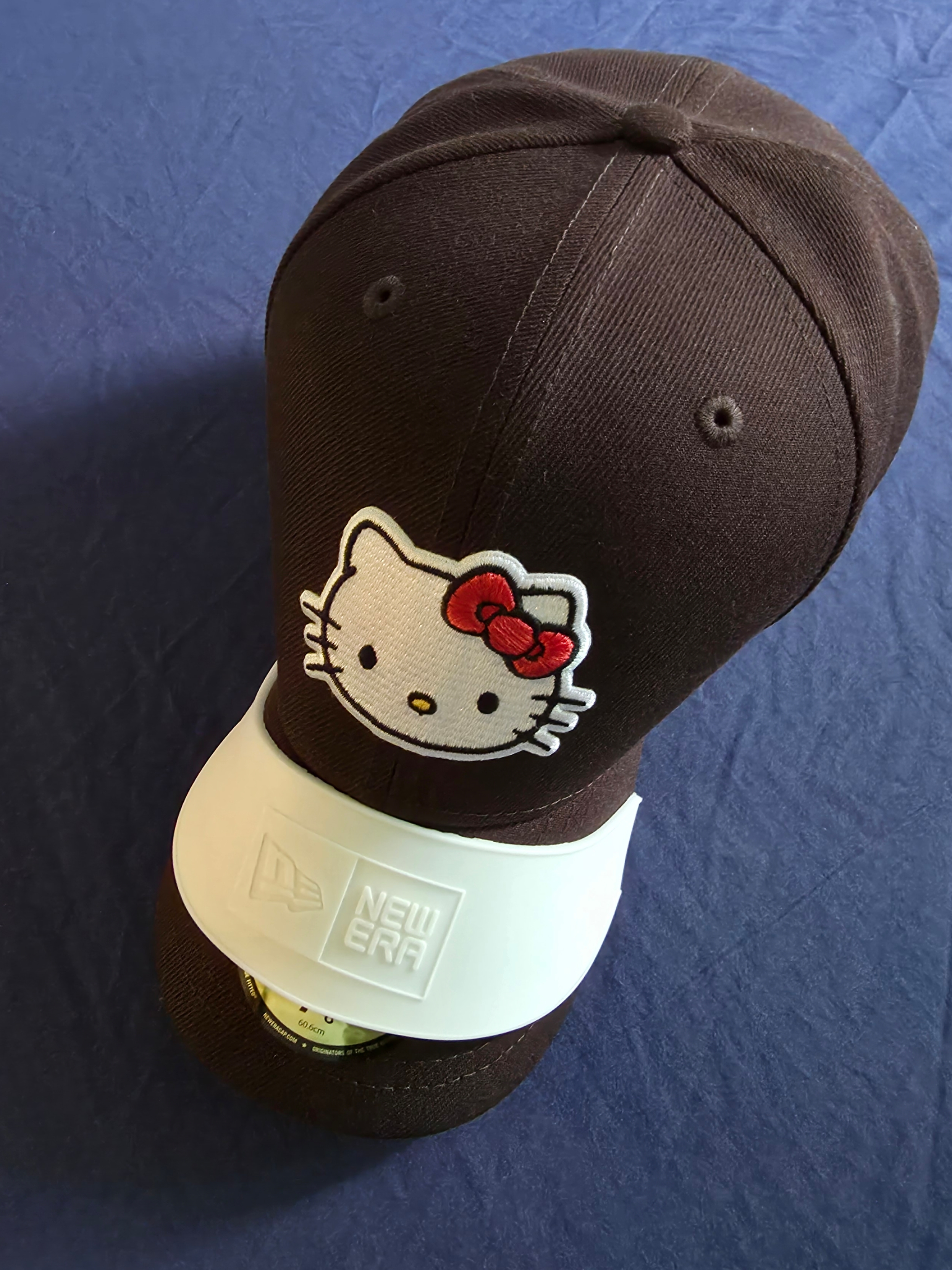 New Era x Sanrio Hello Kitty Fitted Cap Burnt Wood 착용 스타일 - 1