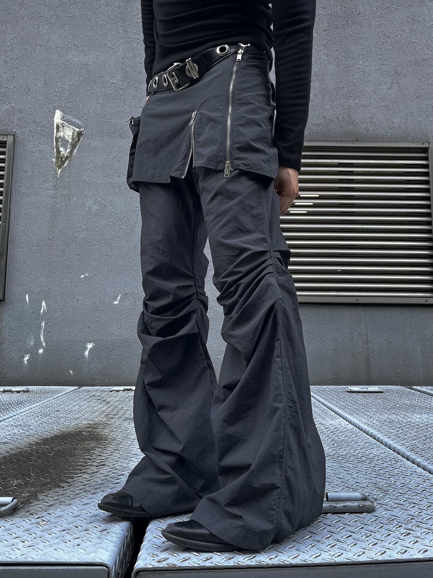 Hysteric Glamour Vixen Girl Necklace Silver, Nache Boots Cut Skirt Pants Unisex Charcoal - 25FW 착용 스타일 - 2