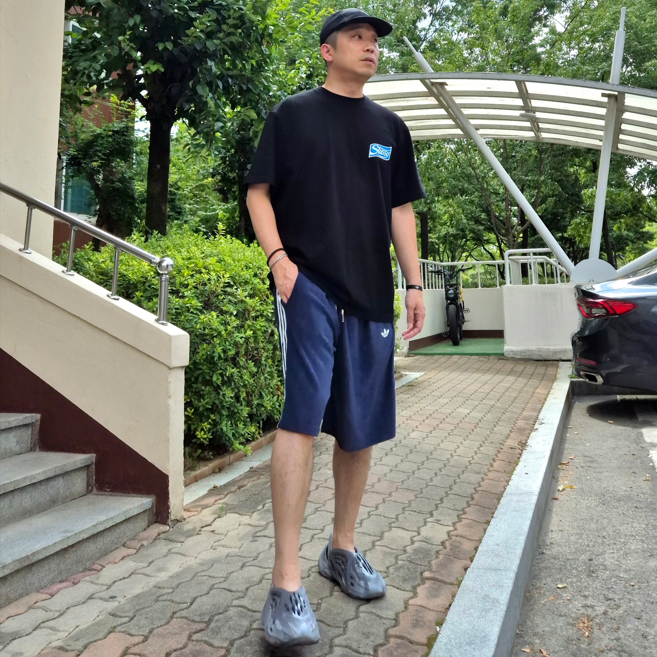 Adidas Yeezy Foam RNNR MX Granite, Stussy Soda Can T-Shirt Black 착용 스타일 - 2