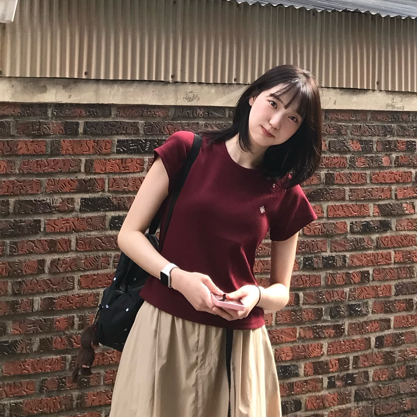 SLOW RECORD HOUSE Henley Neck Eyelet T-Shirt Burgundy 착용 스타일 - 1