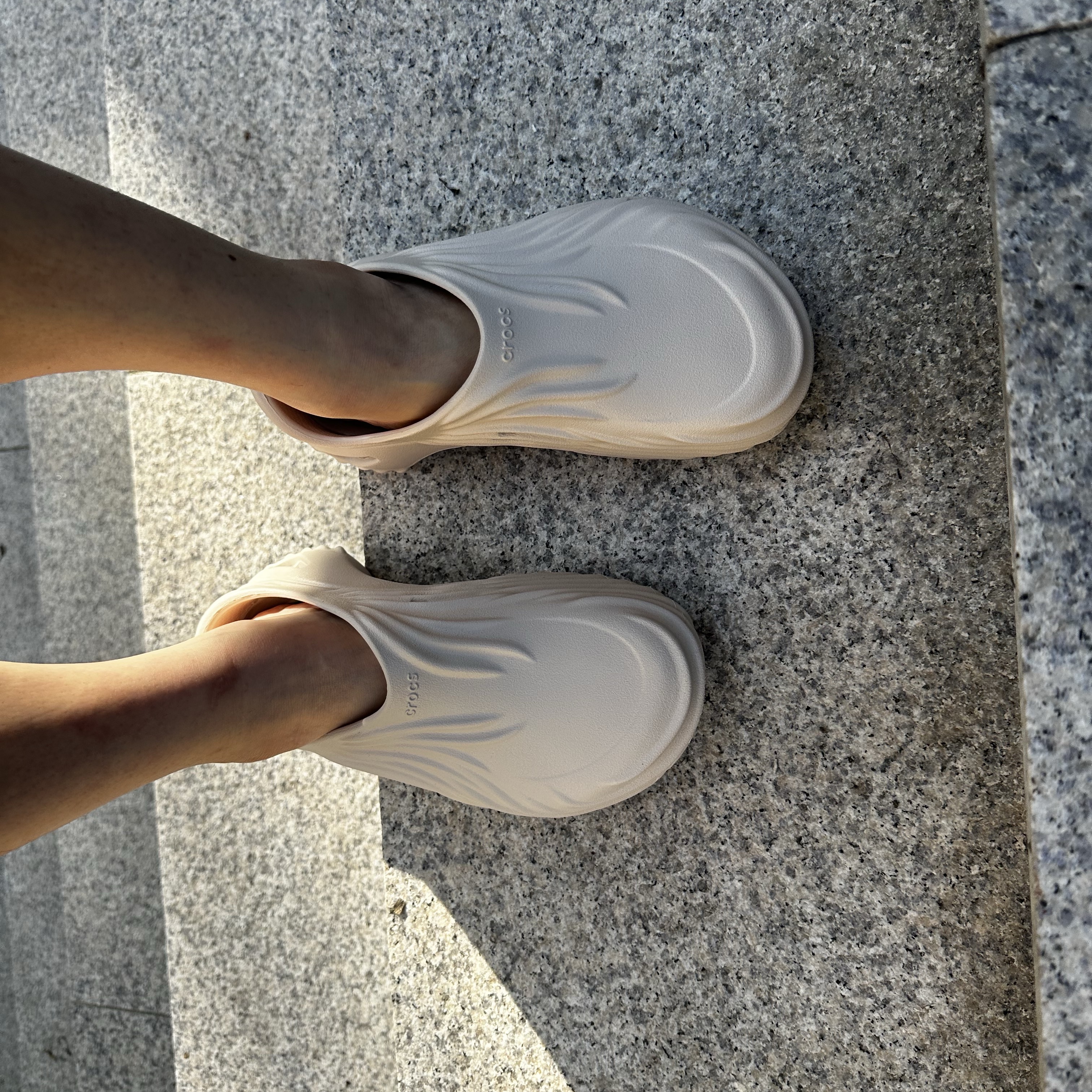 Crocs Echo Wave Clog Almond Tint 착용 스타일